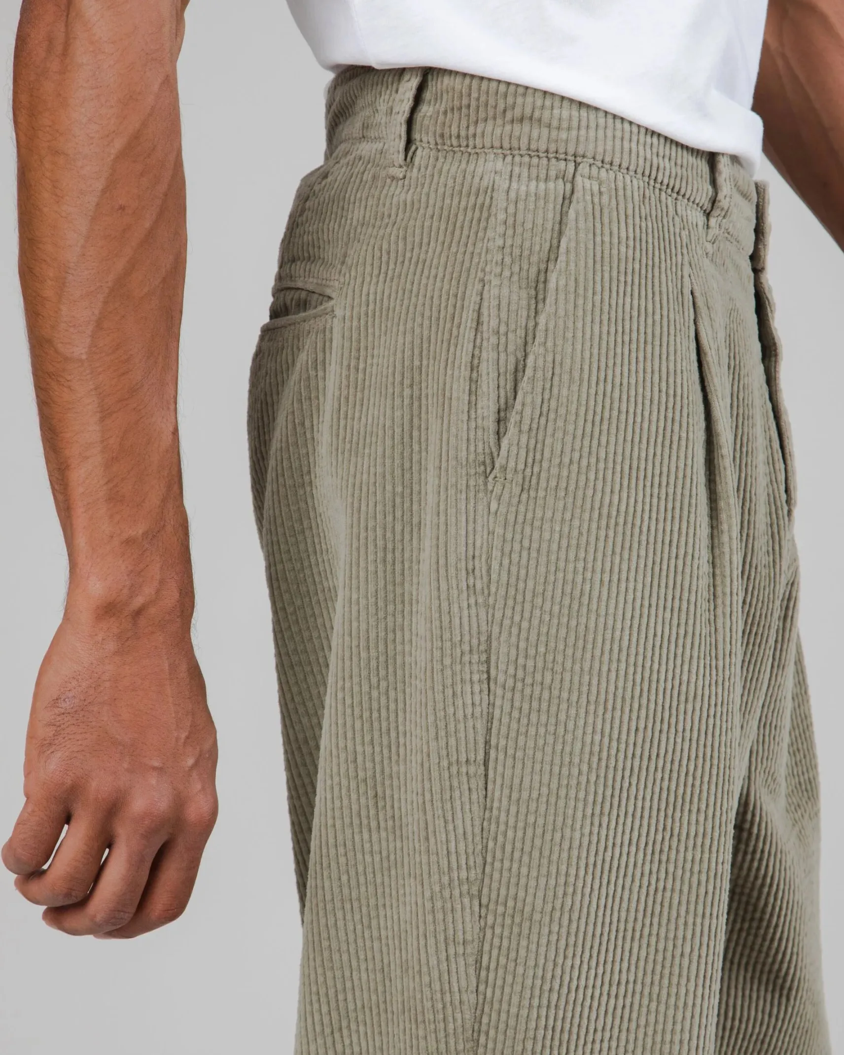 cordchinohose_grn_3.webp Cord-Chinohose Grün