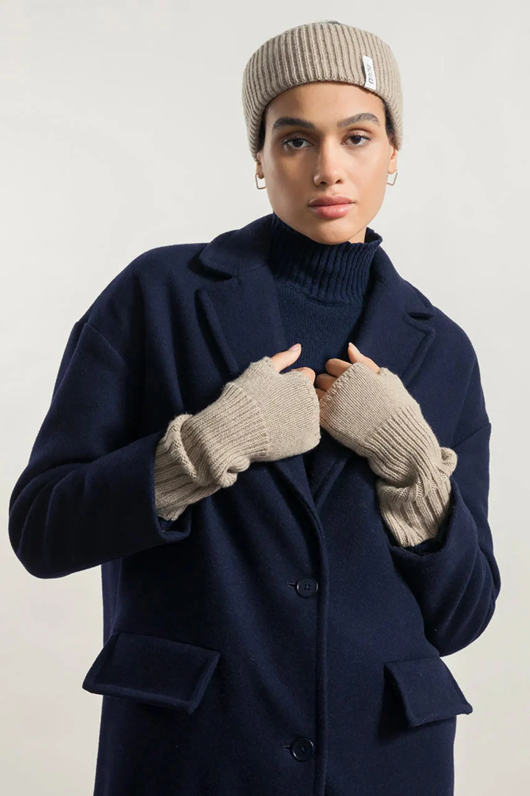 damen_armstulpen_aus_recy_0.webp Damen Armstulpen aus recyceltem Kaschmir Tamara Beige