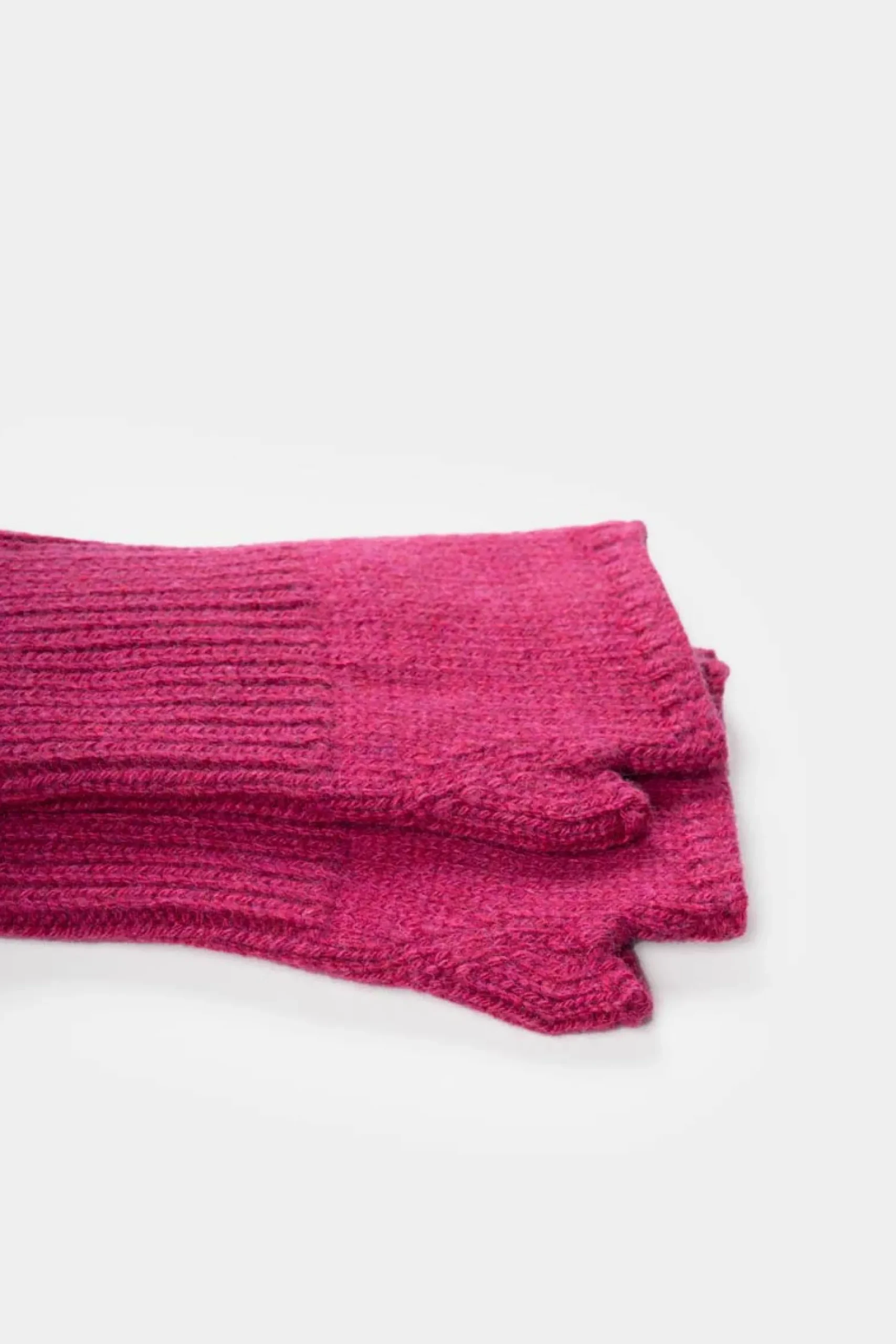 damen_armstulpen_aus_recy_2-1.webp Damen Armstulpen aus recyceltem Kaschmir Tamara Fuchsia