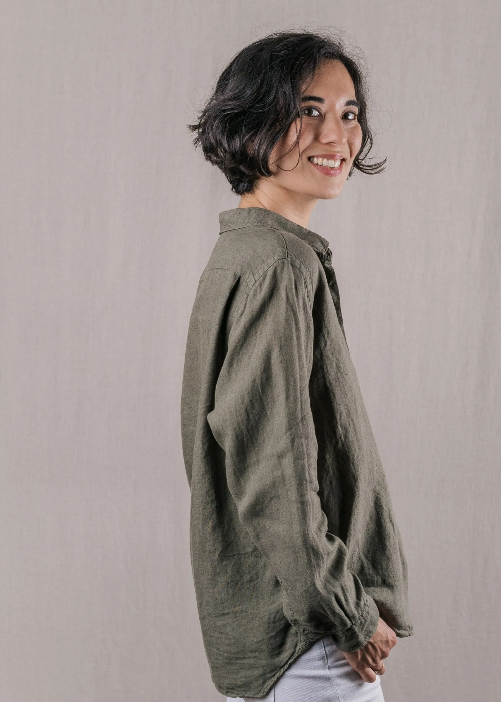 damen_leinenhemd_essentie_1-2.webp Damen Leinen-Hemd Essentielle Khaki
