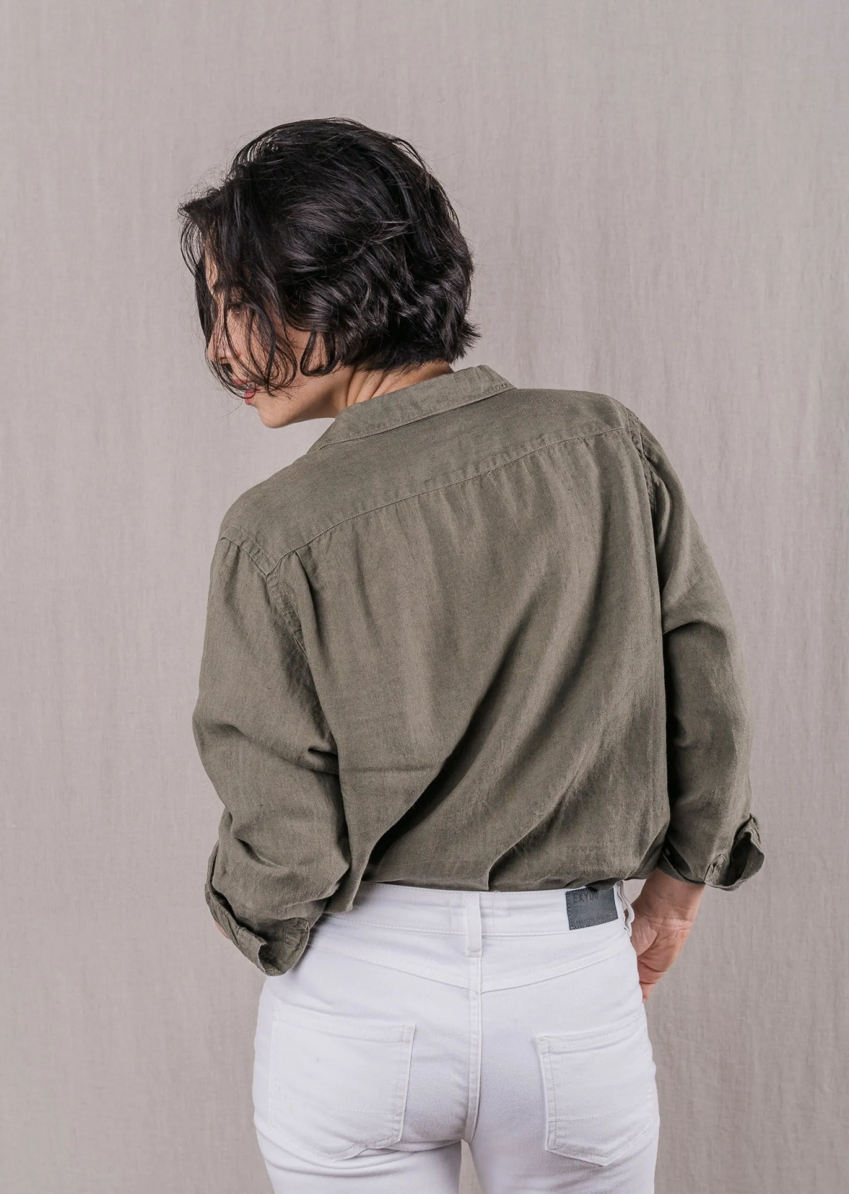 damen_leinenhemd_essentie_2-2.webp Damen Leinen-Hemd Essentielle Khaki