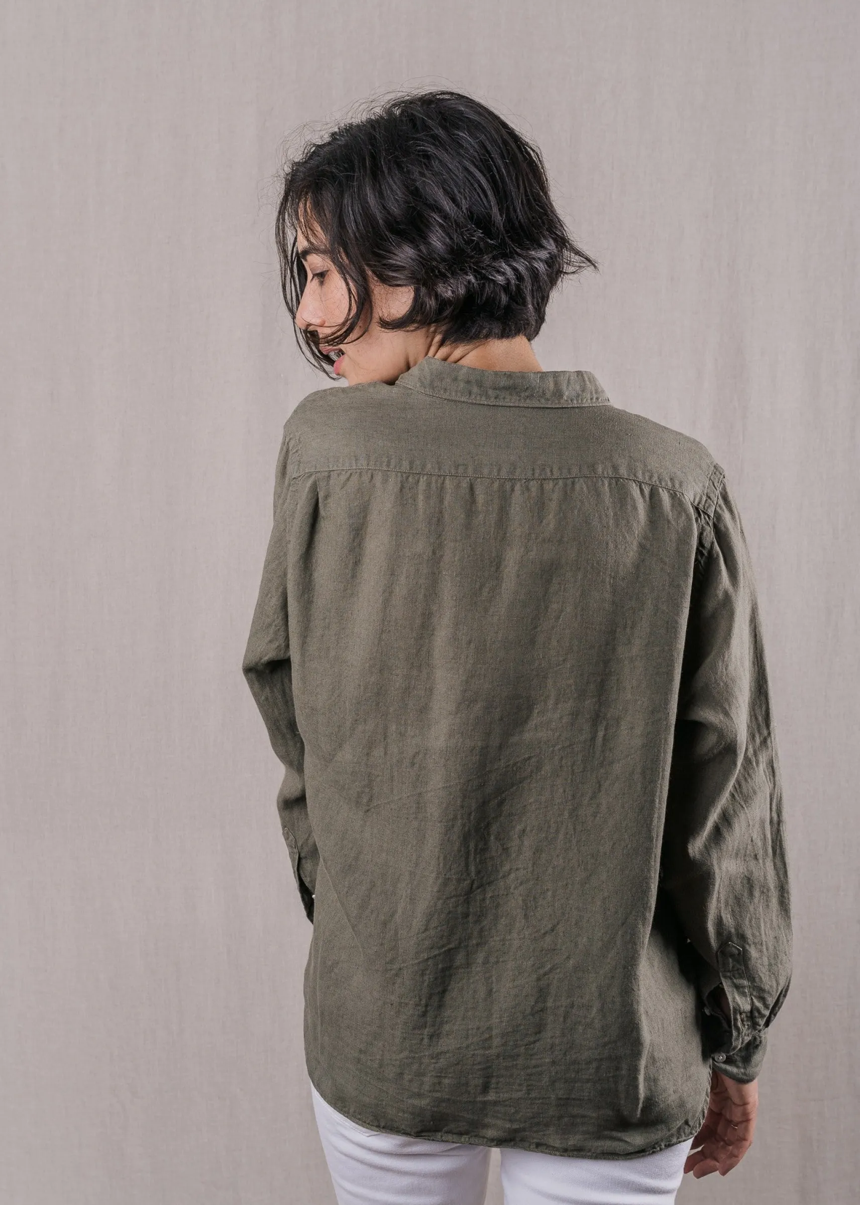 damen_leinenhemd_essentie_3-2.webp Damen Leinen-Hemd Essentielle Khaki