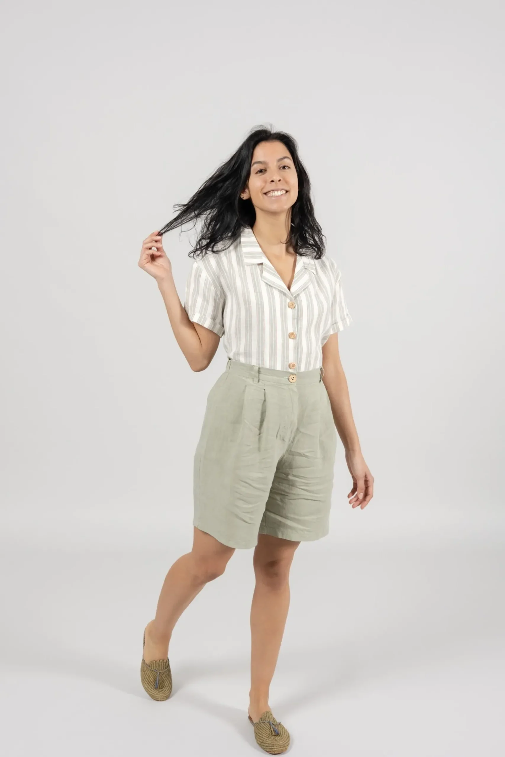 damen_leinenshorts_avis_g_1.webp Damen Leinen-Shorts Avis Grün