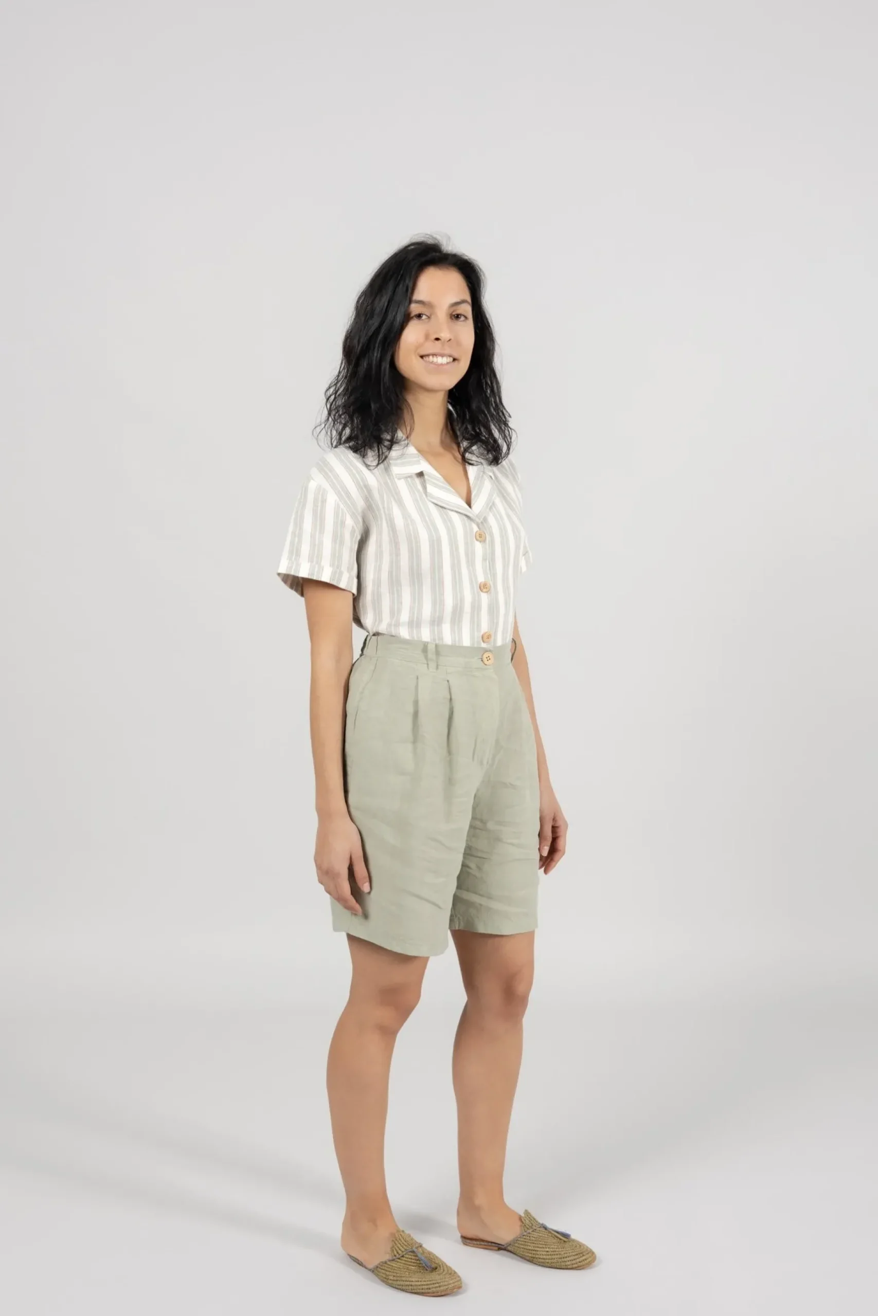 damen_leinenshorts_avis_g_2.webp Damen Leinen-Shorts Avis Grün