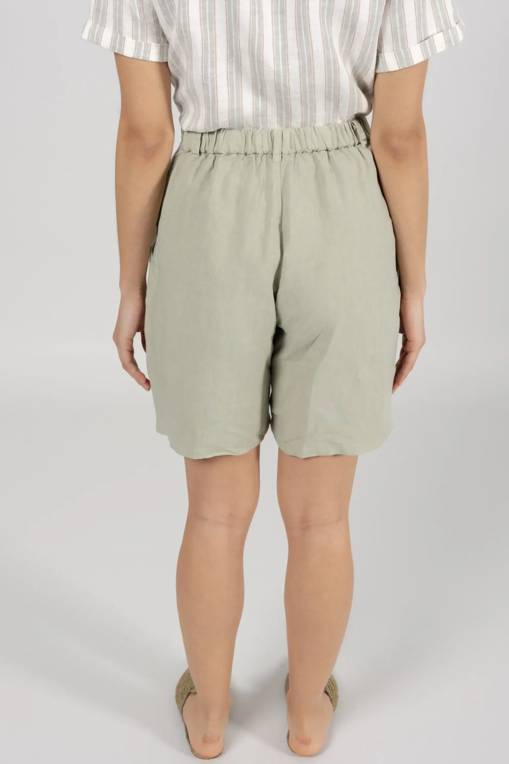 damen_leinenshorts_avis_g_3.webp Damen Leinen-Shorts Avis Grün