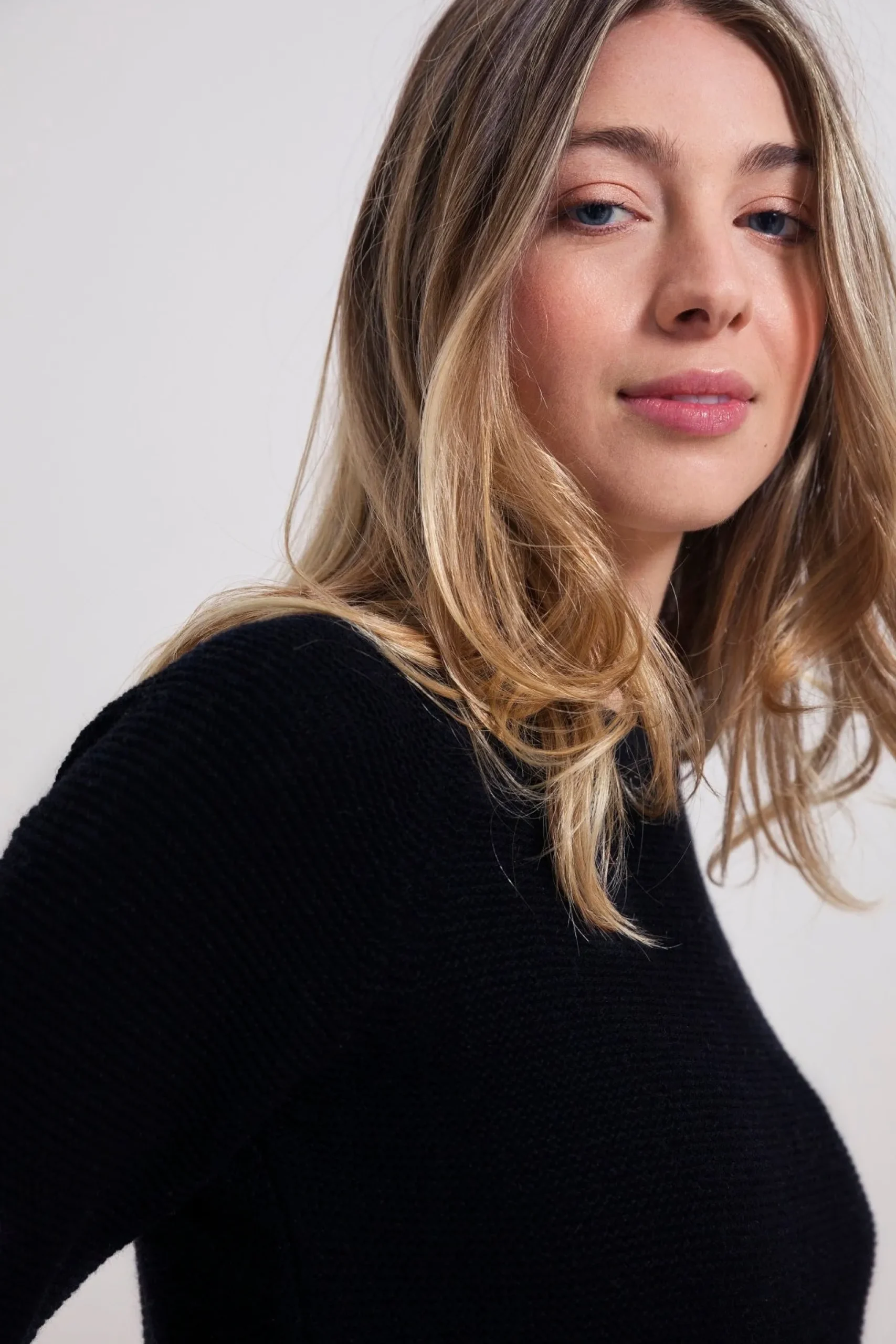 damen_schwarz_pullover_au_3.webp Damen Schwarz Pullover aus recycelten Kaschmir Giulietta