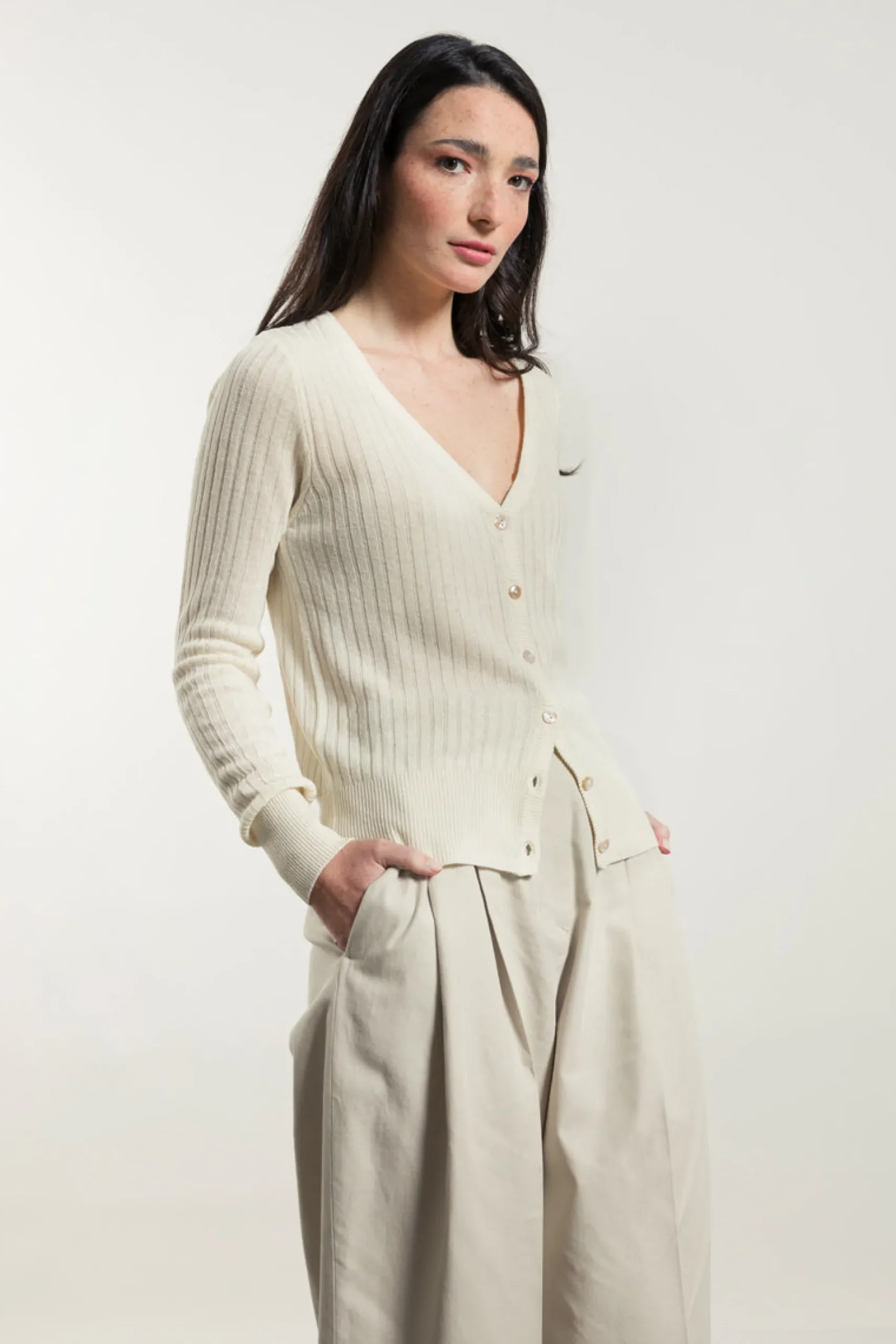 damen_seidecardigan_realm_2.webp Damen Seide-Cardigan Realma Ecru