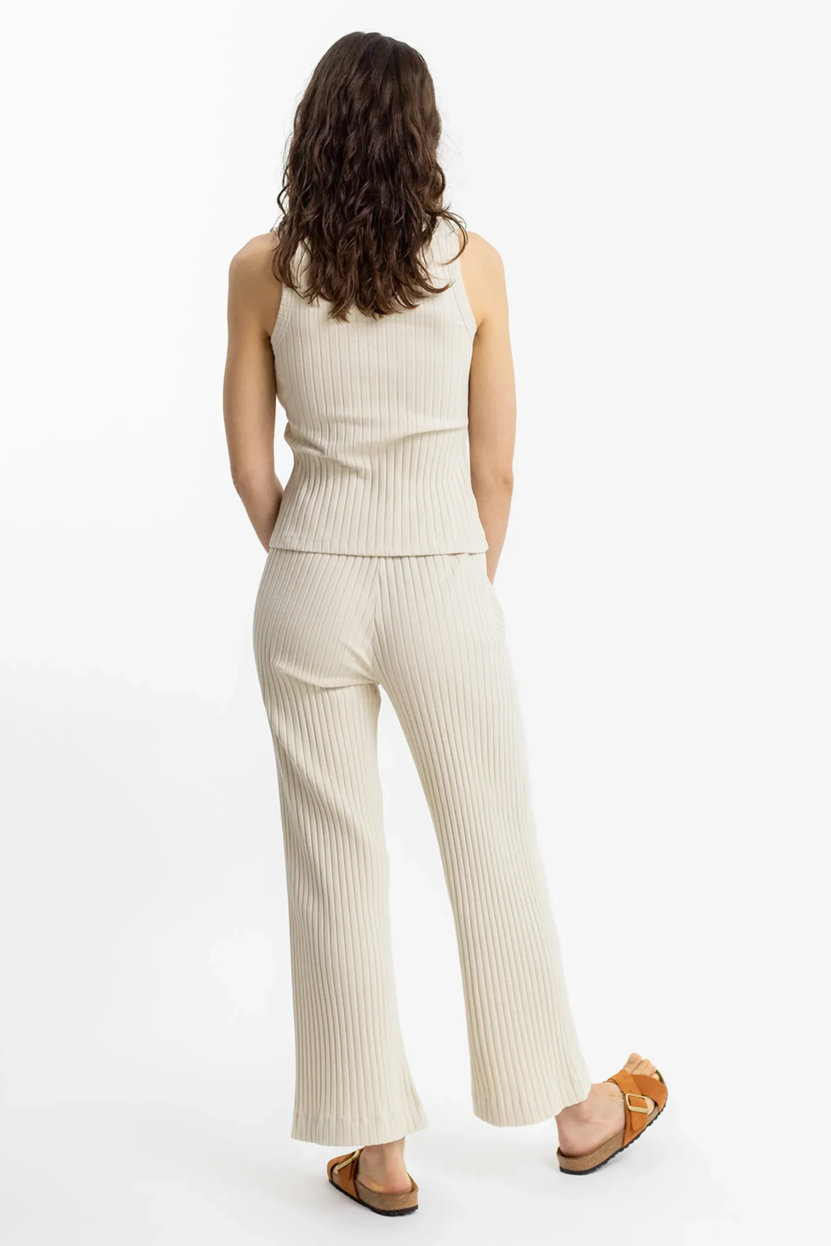 damenloungehose_aus_sandf_3.webp Damen-Loungehose aus sandfarbener Bio-Baumwolle