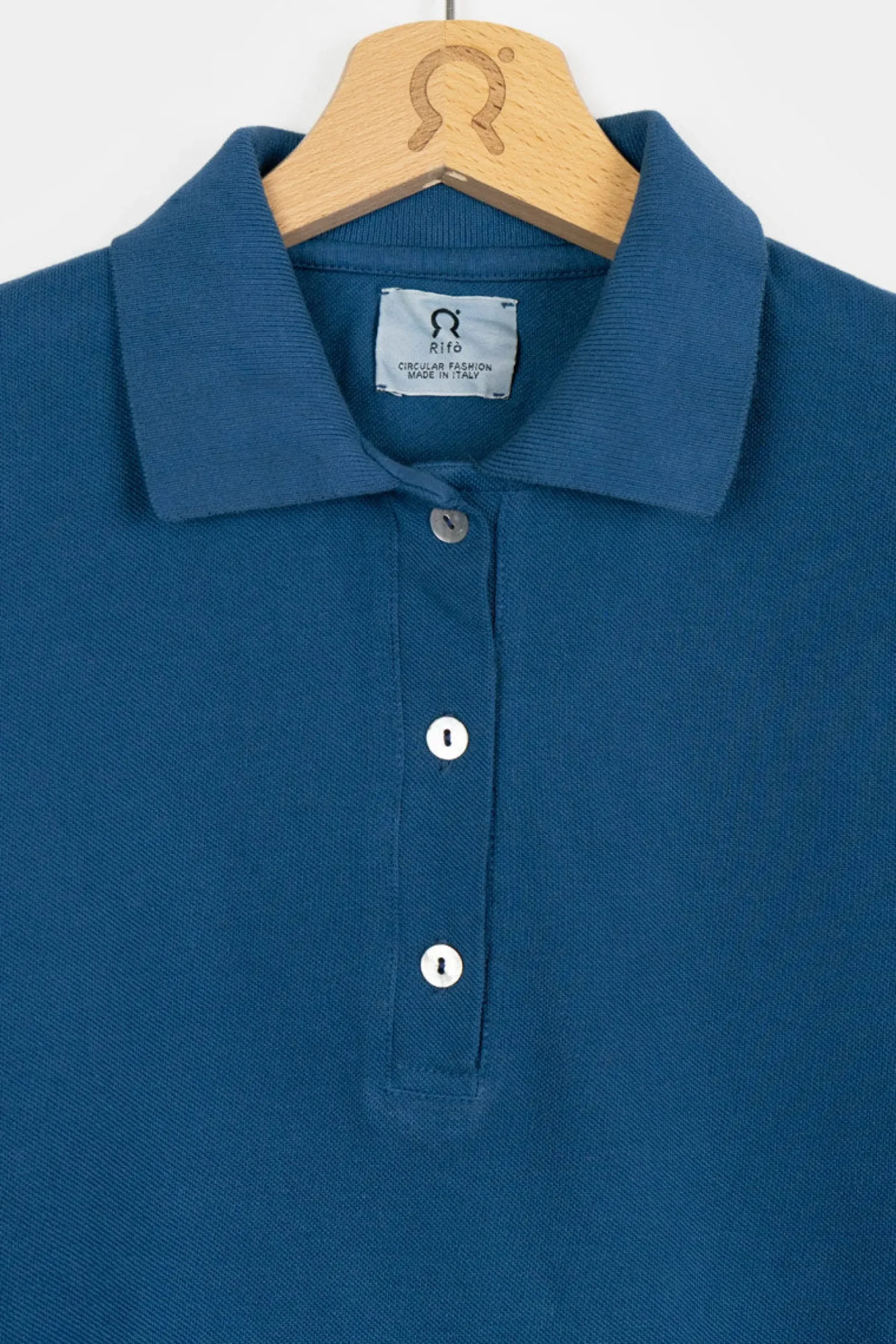 damenpoloshirt_aus_biobau_1-1.webp Damen-Poloshirt aus Bio-Baumwolle Rita Blue