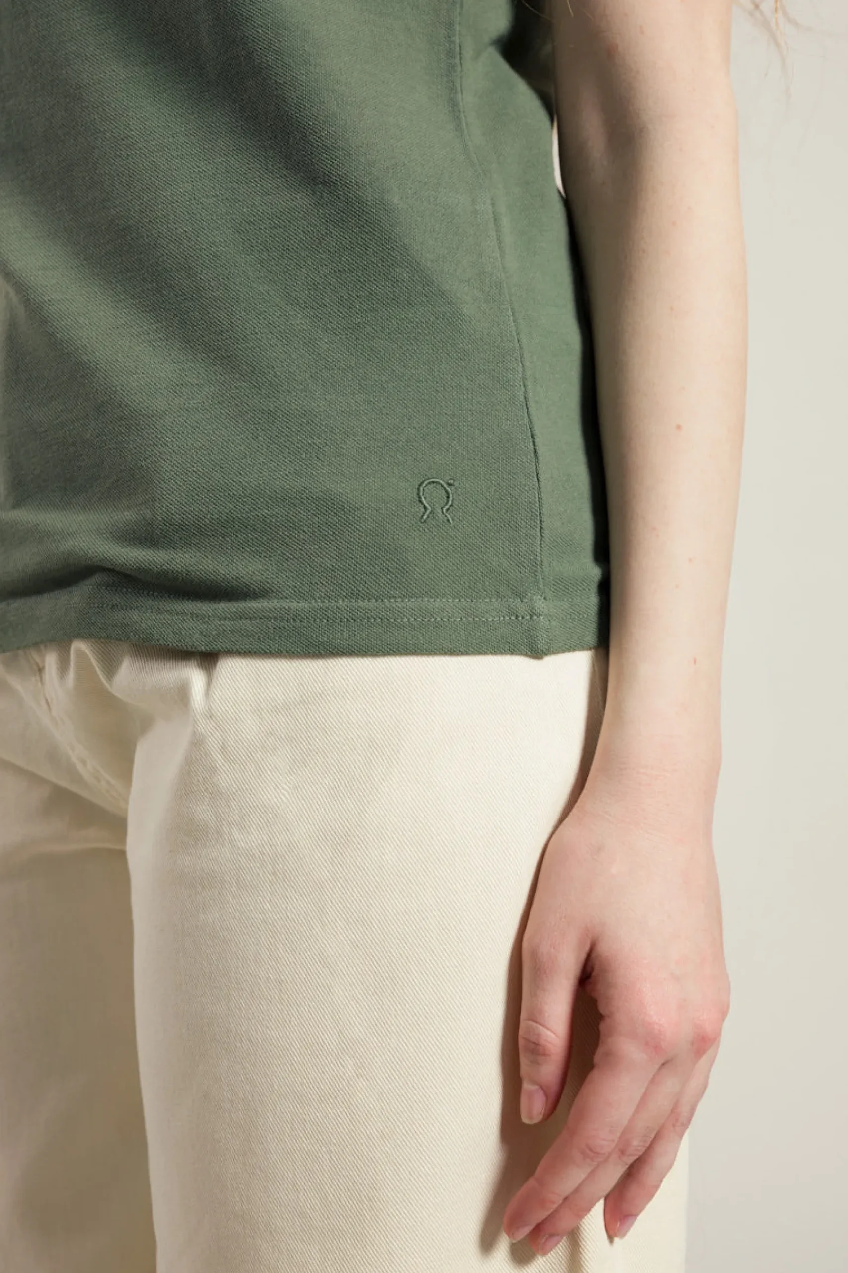 damenpoloshirt_aus_biobau_2.webp Damen-Poloshirt aus Bio-Baumwolle Rita Olivgrün