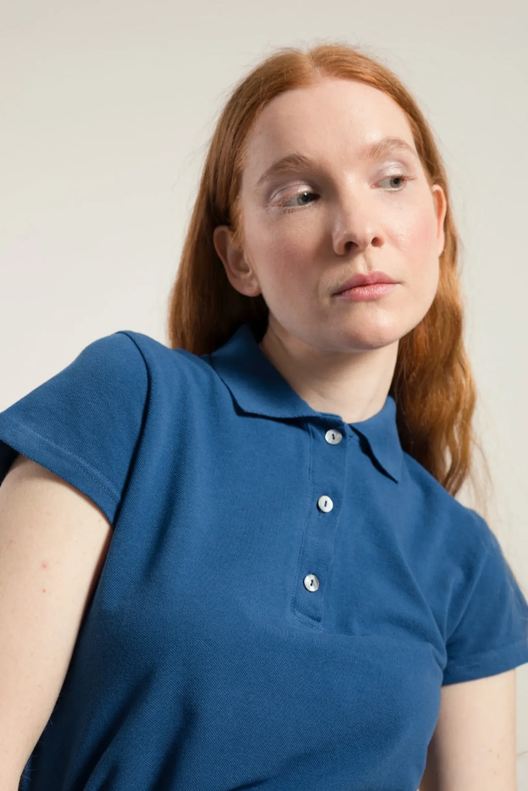 damenpoloshirt_aus_biobau_3-1.webp Damen-Poloshirt aus Bio-Baumwolle Rita Blue