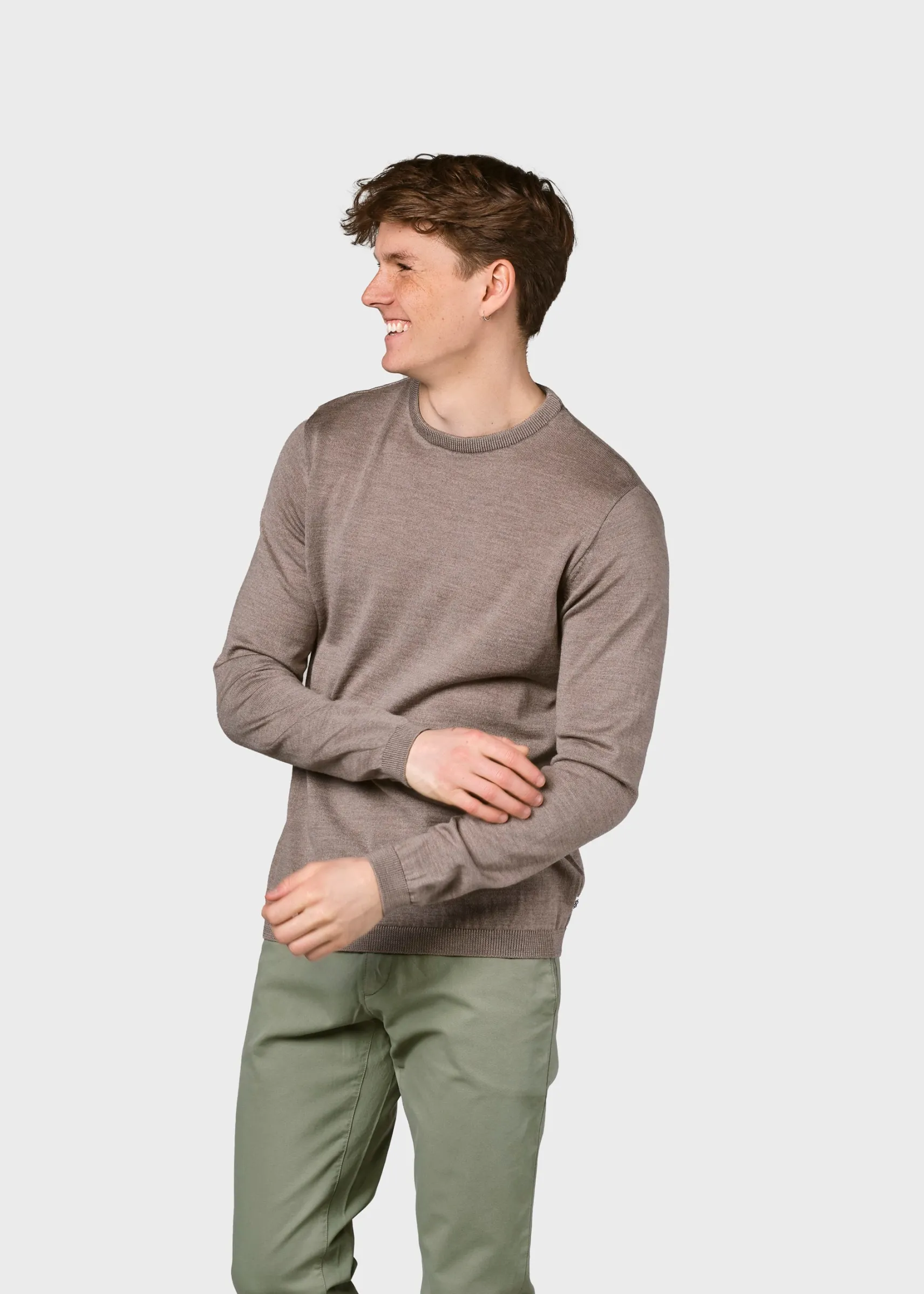 dnner_sand_strickpullover_0.webp Dünner Sand Strickpullover aus Merinowolle