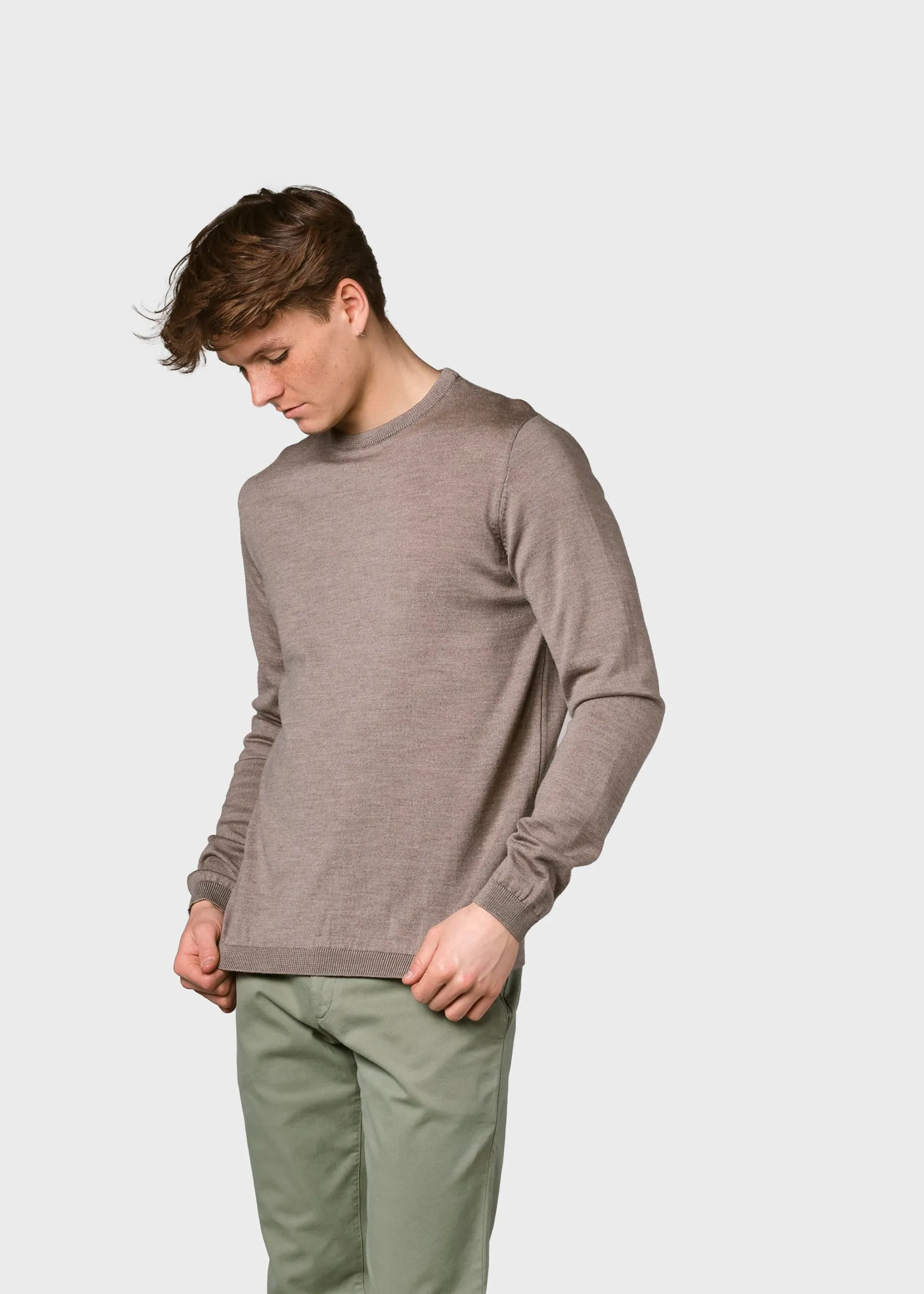 dnner_sand_strickpullover_1.webp Dünner Sand Strickpullover aus Merinowolle