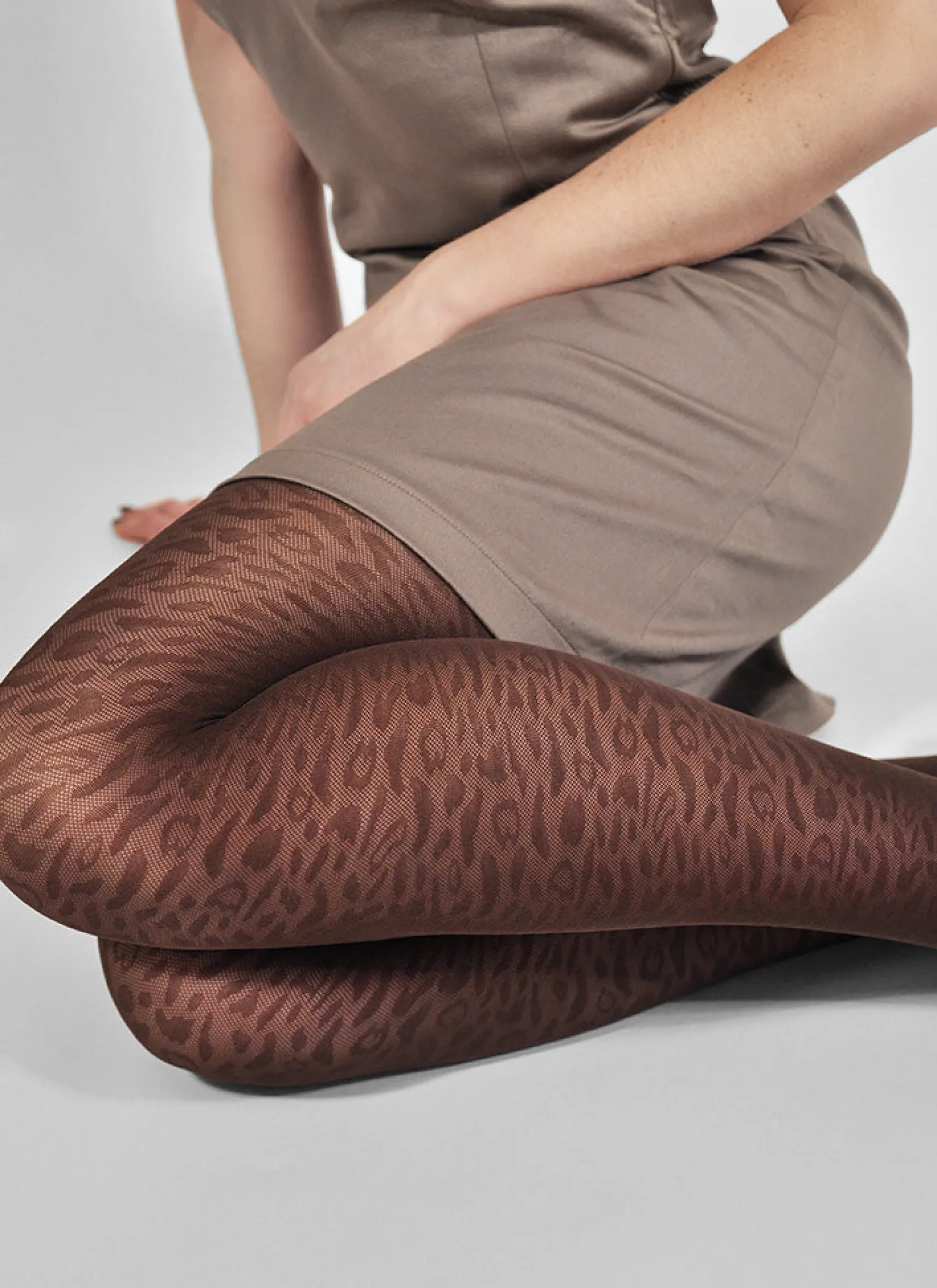 emma_lo_braune_dstrumpfho_1.webp Emma Léo Braune 60D-Strumpfhose