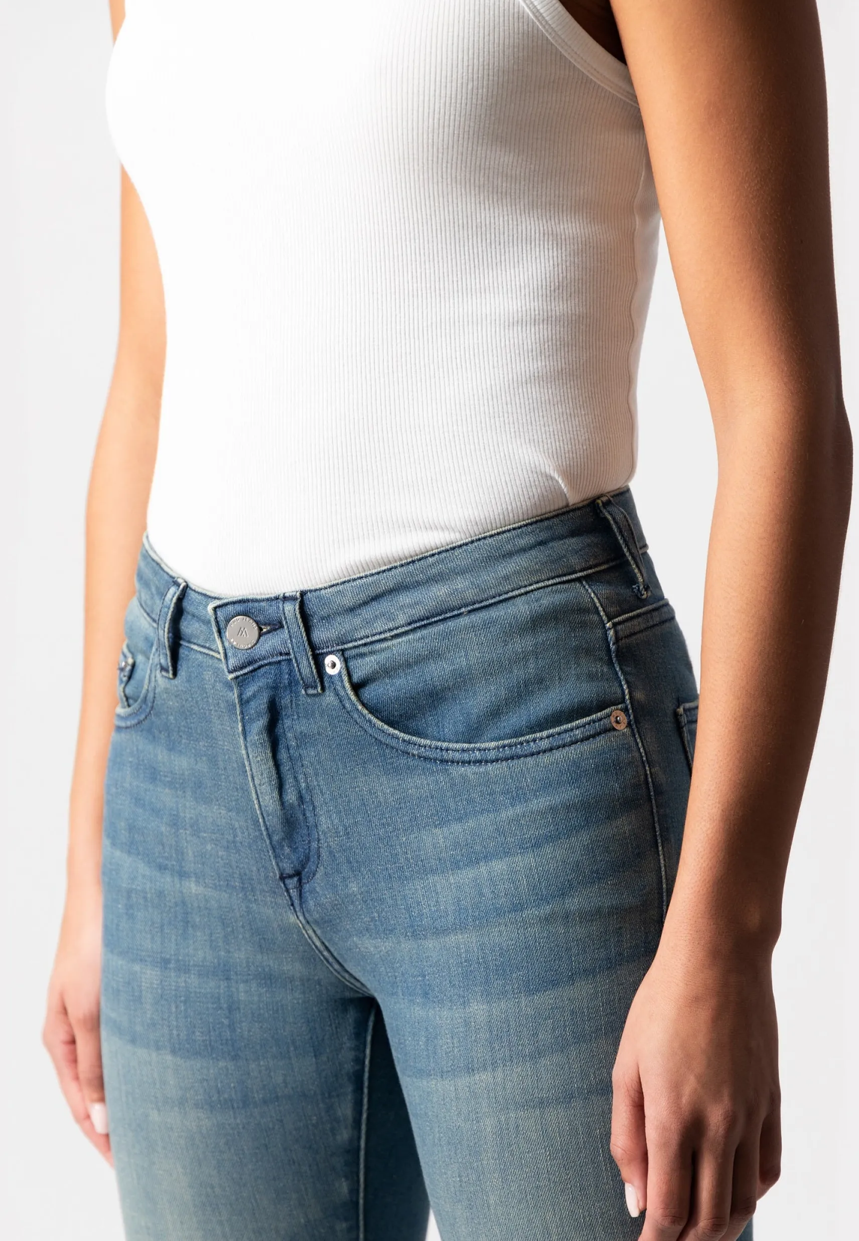 gerade_damenjeans_faye_st_1-1.webp Gerade Damenjeans Faye Straight Medium Fade