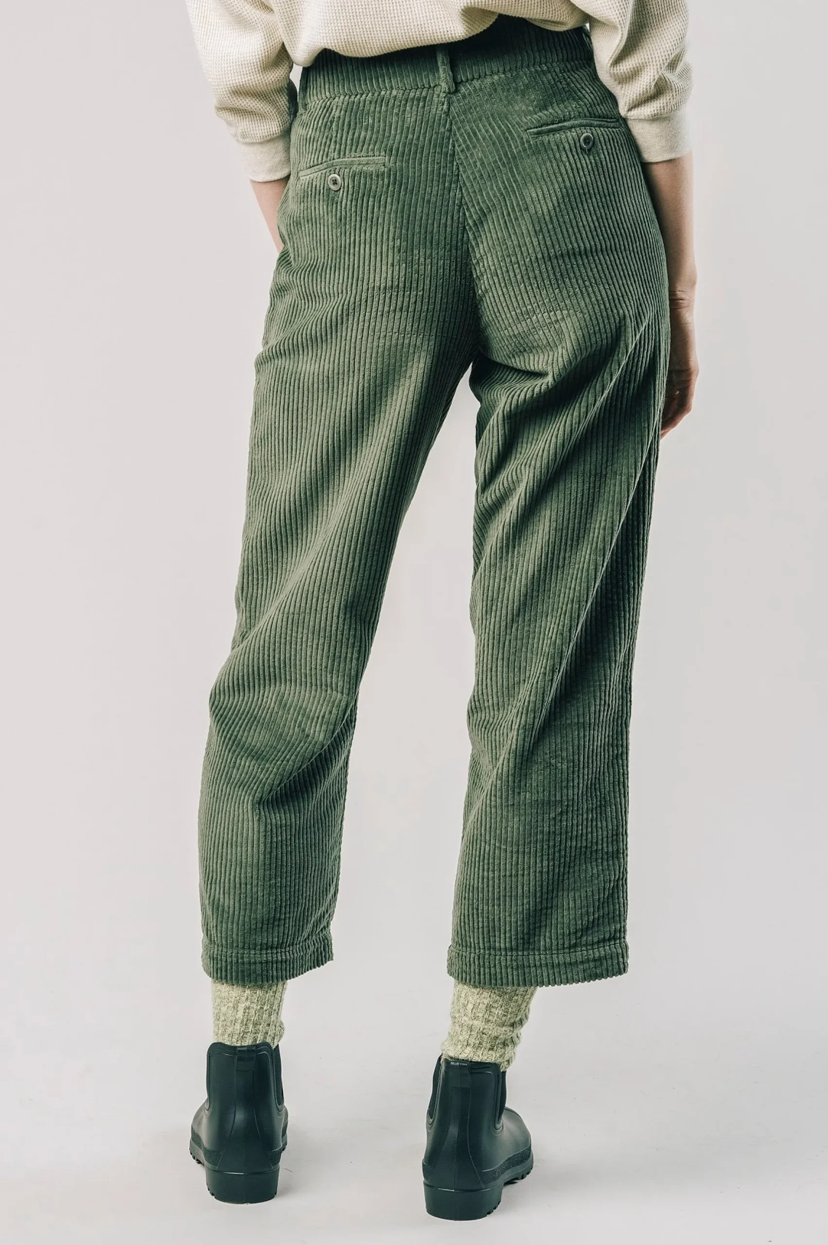 grne_damencordsamthose_3.webp Grüne Damen-Cordsamthose