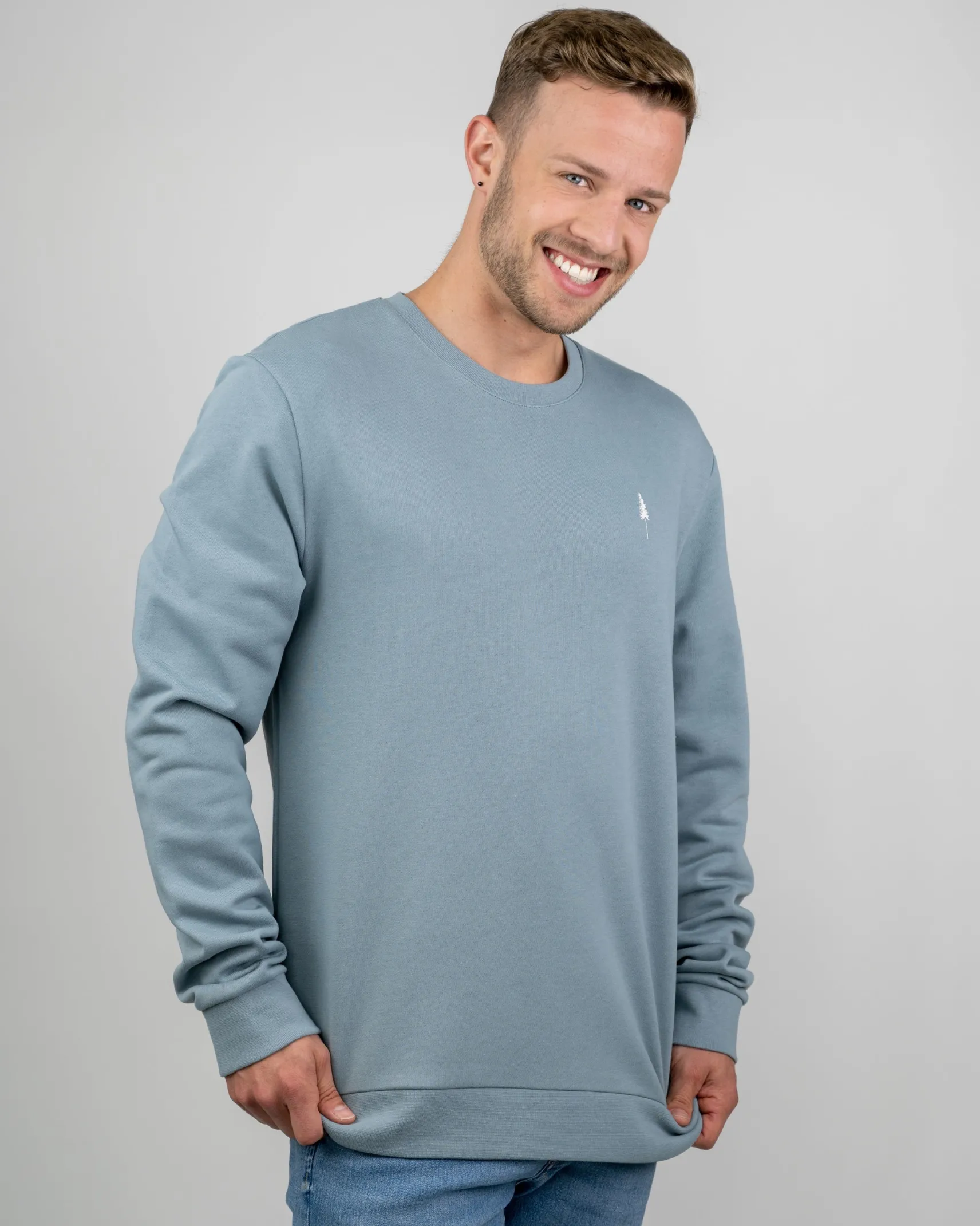 herren_sweatshirt_aus_bio_0-2.webp Herren Sweatshirt aus Bio-Baumwolle TreeSweater Blau