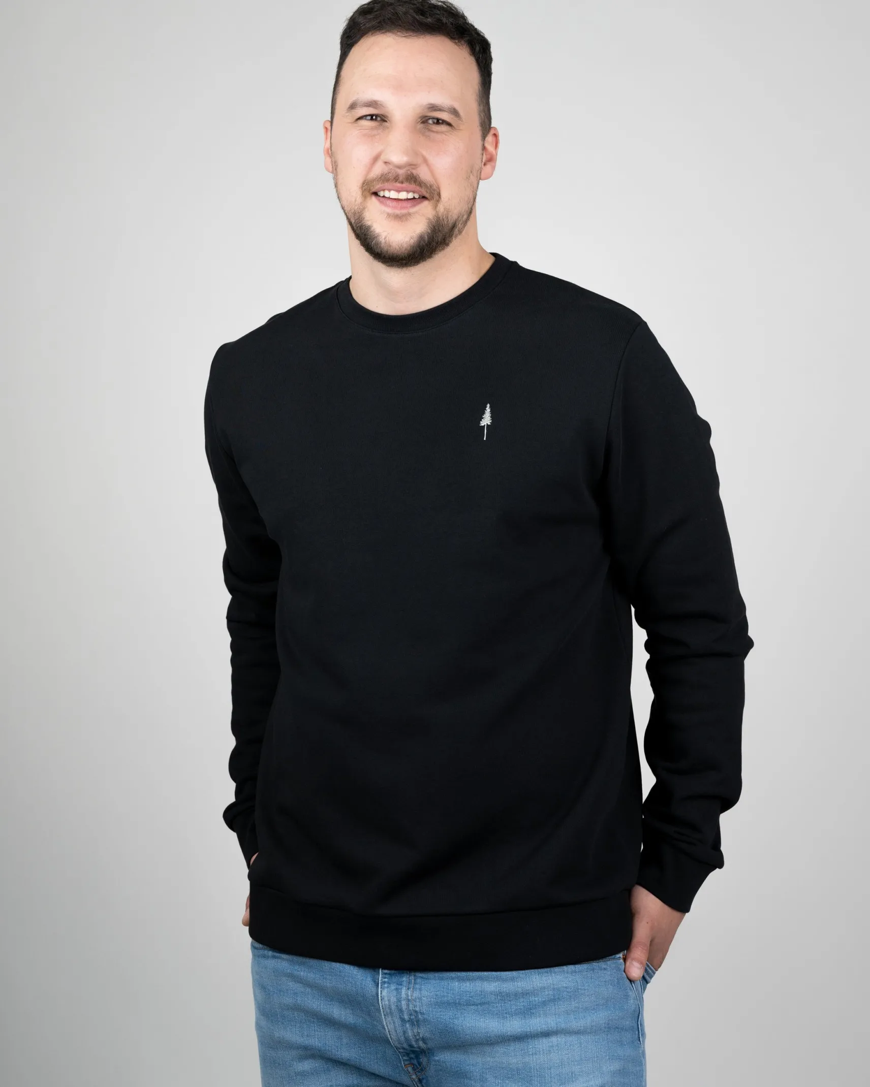 herren_sweatshirt_aus_bio_0.webp Herren Sweatshirt aus Bio-Baumwolle TreeSweater Schwarz