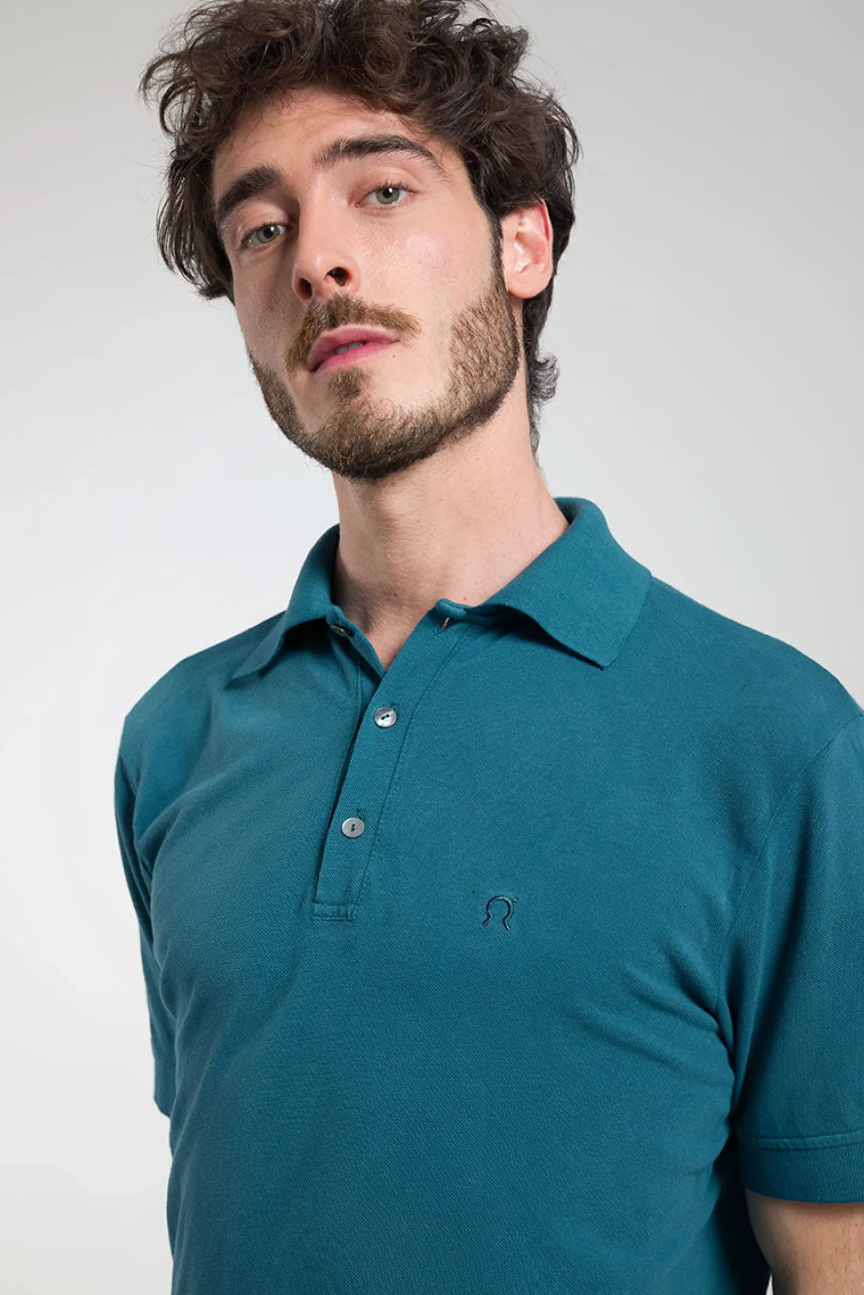 herrenpoloshirt_aus_bioba_2-3.webp Herren-Poloshirt aus Bio-Baumwolle Felice Grün PAvone
