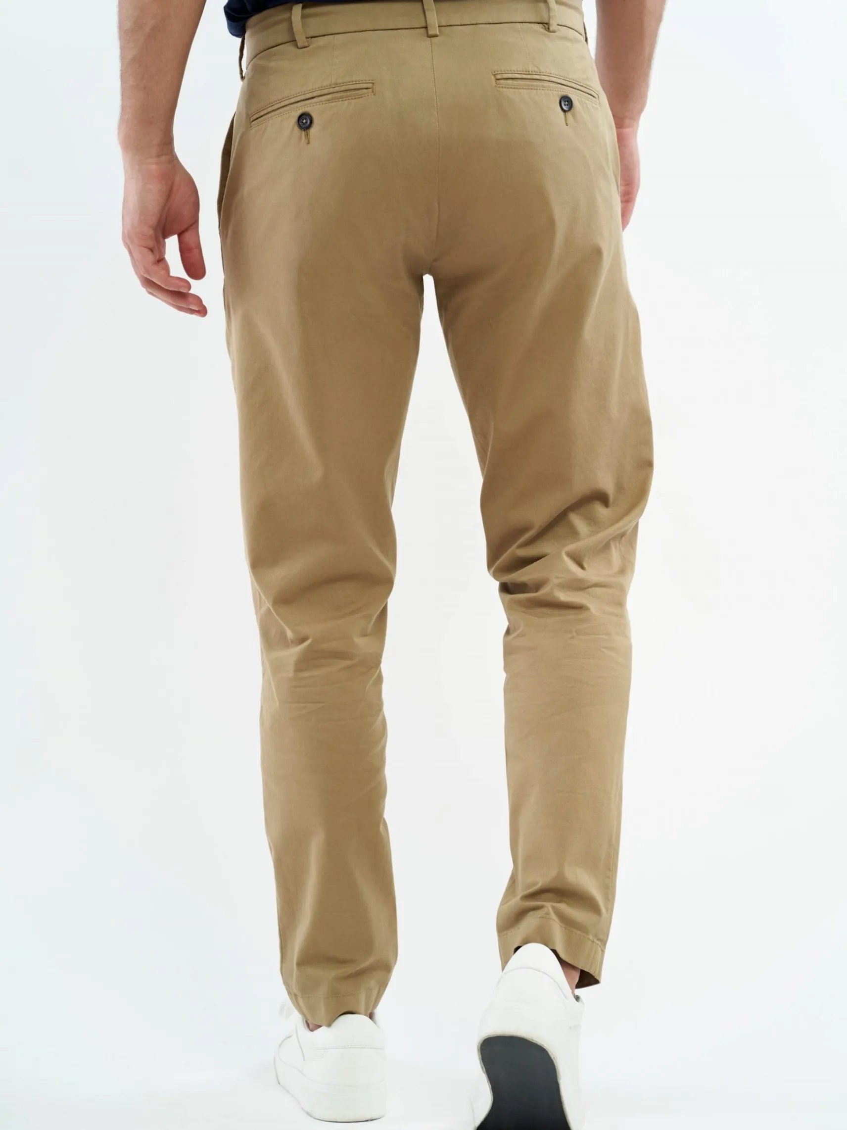 kamelfarbene_chinohose_1.webp Kamelfarbene Chinohose