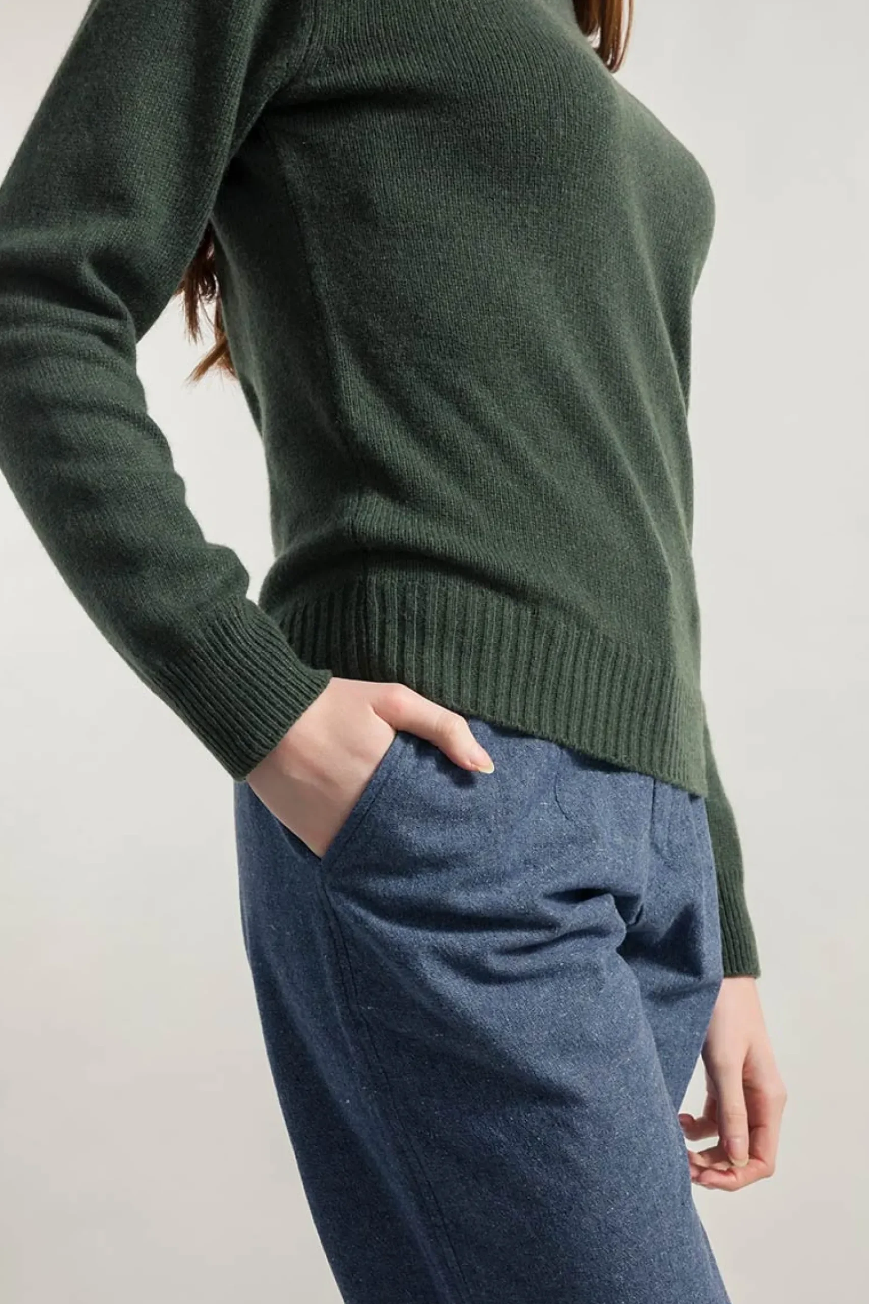kaschmir_rollkragenpullov_1-4.webp Kaschmir Rollkragen-Pullover Ada Waldgrün