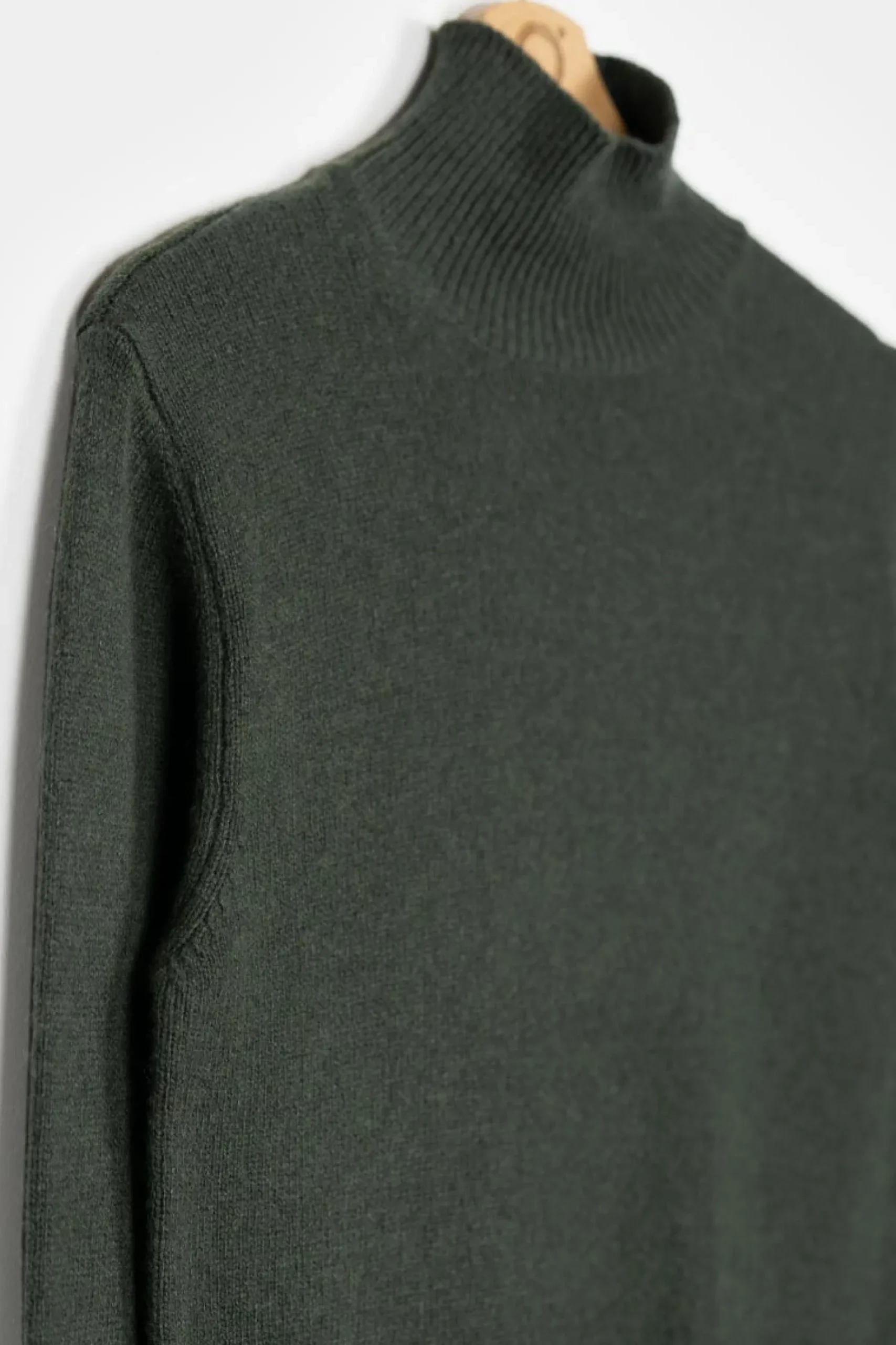kaschmir_rollkragenpullov_3-1.webp Kaschmir Rollkragen-Pullover Ada Waldgrün