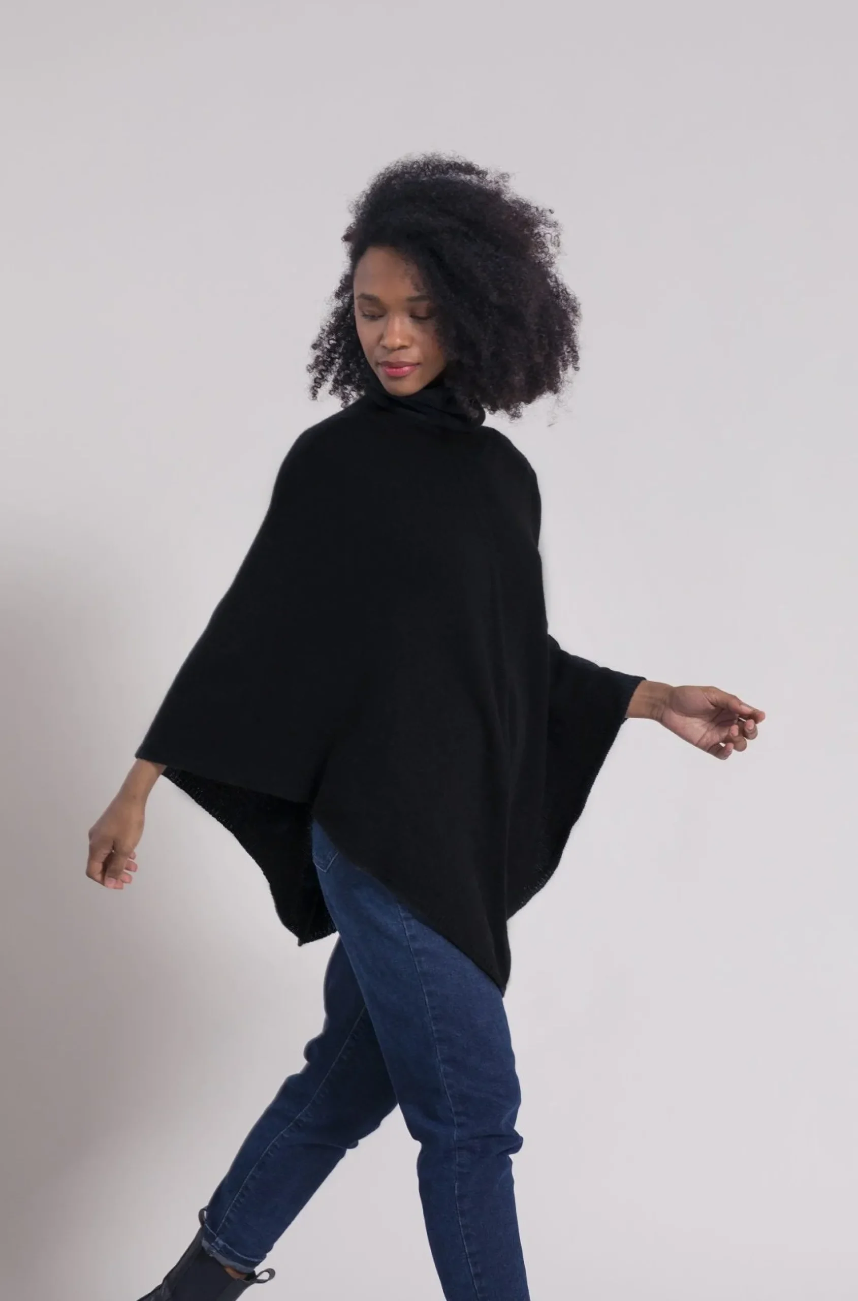 kaschmirponcho_elisabetta_0-1.webp Kaschmirponcho Elisabetta Schwarz