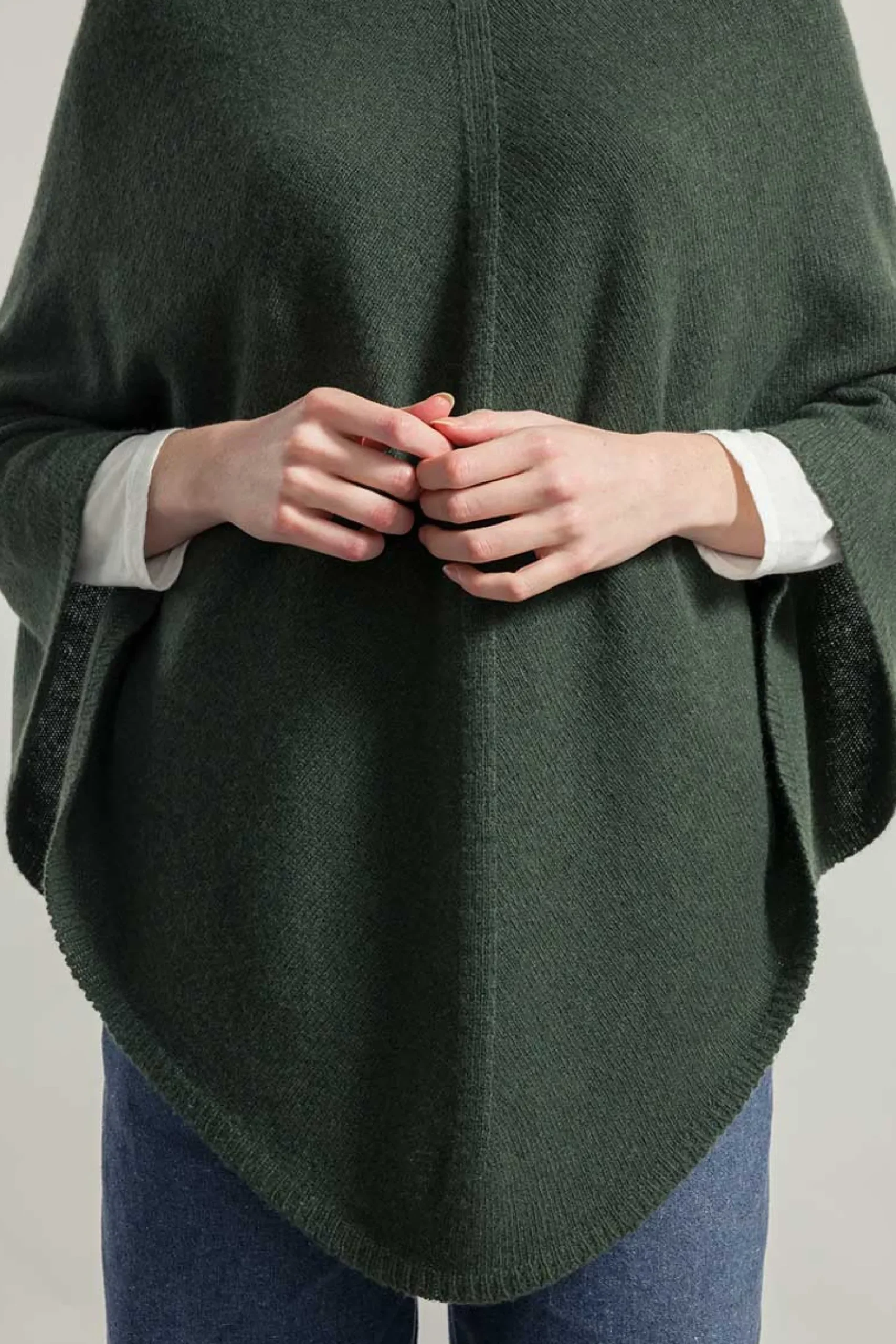 kaschmirponcho_elisabetta_1-5.webp Kaschmirponcho Elisabetta Green