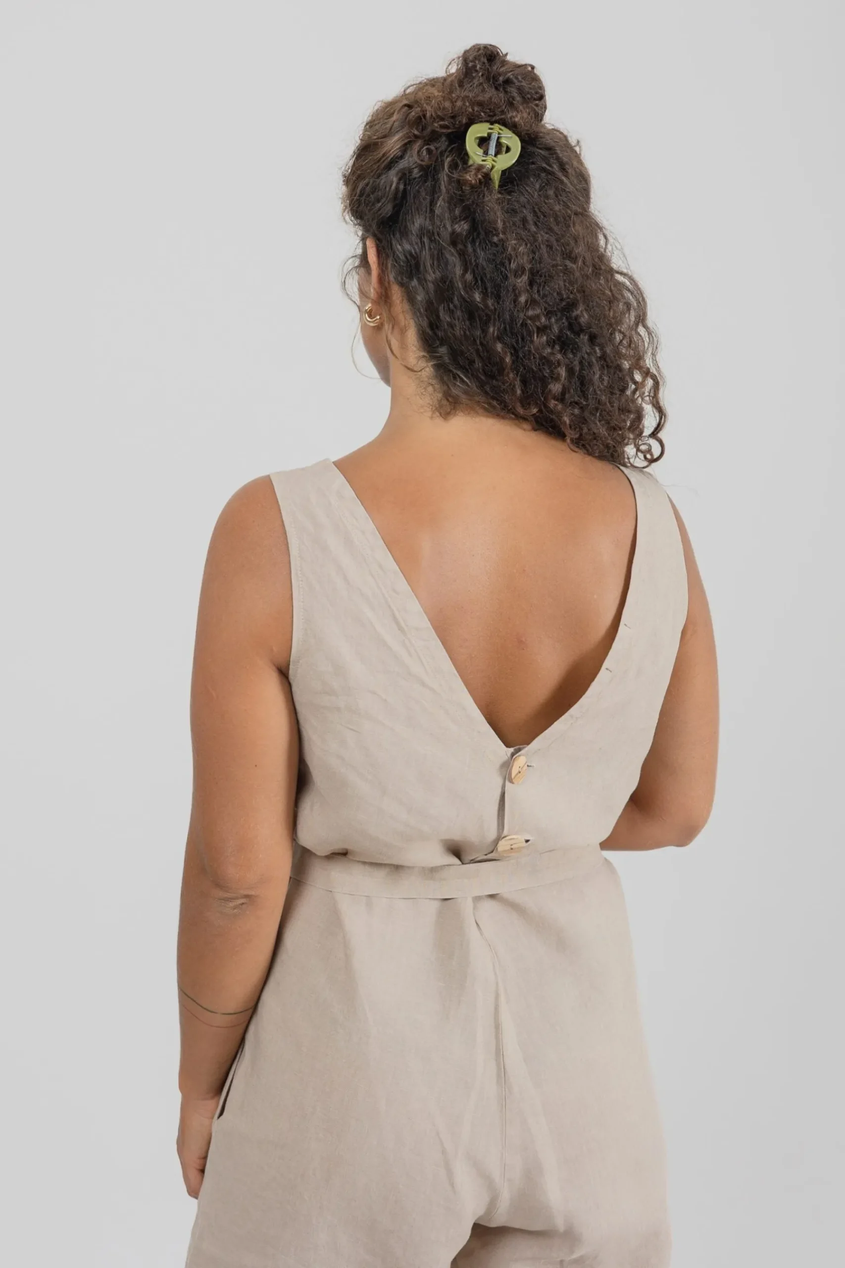 kurze_leinenlatzhose_dais_2.webp Kurze Leinen-Latzhose Daisy Beige