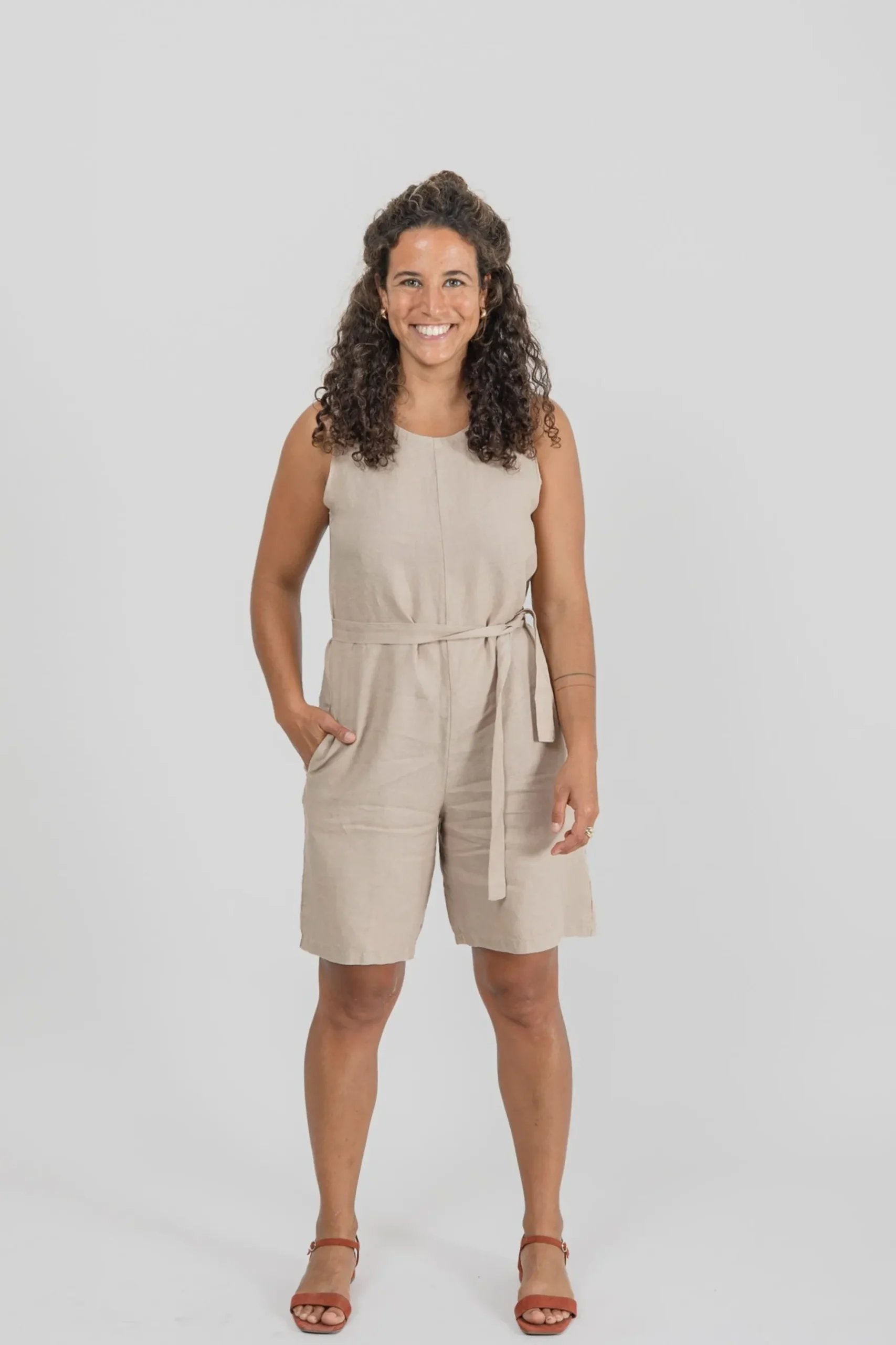 kurze_leinenlatzhose_dais_3.webp Kurze Leinen-Latzhose Daisy Beige
