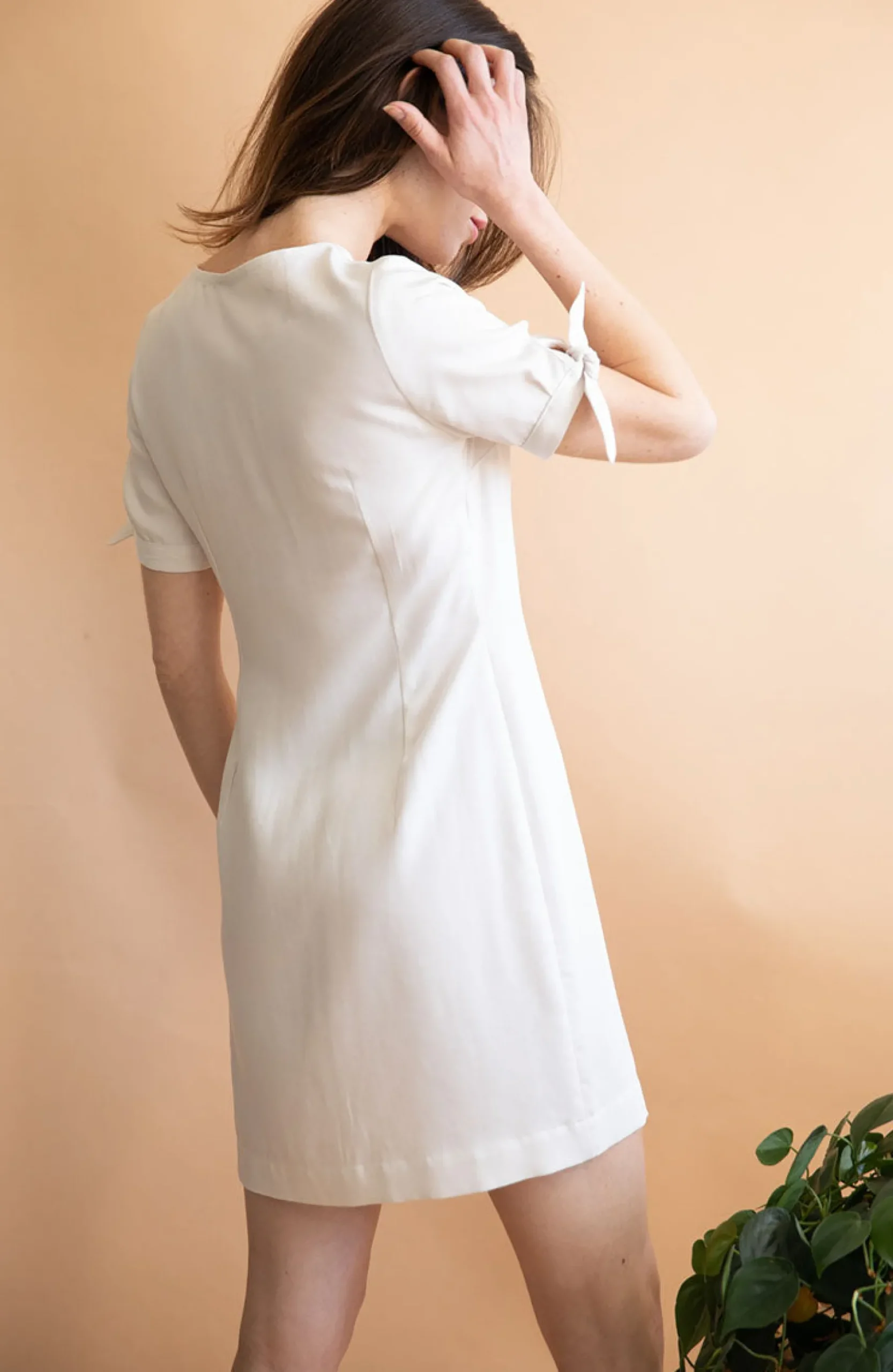kurzes_kleid_aus_tencel_s_2.webp Kurzes Kleid aus Tencel Saule Ekru
