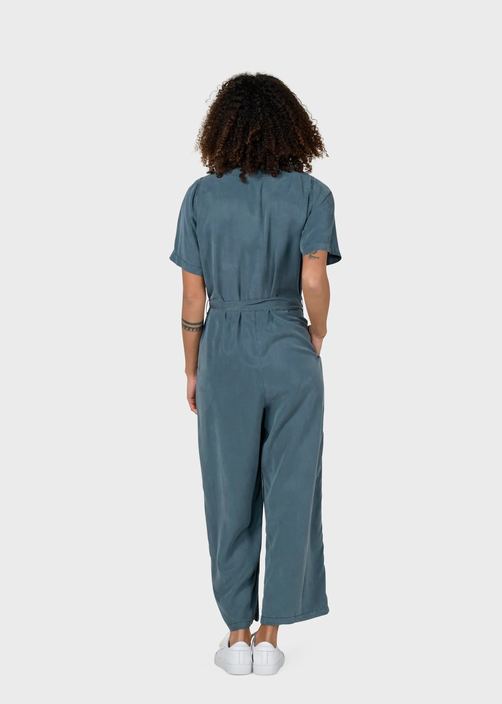 leichter_damenjumpsuit_ma_4.webp Leichter Damen-Jumpsuit Marna Grün