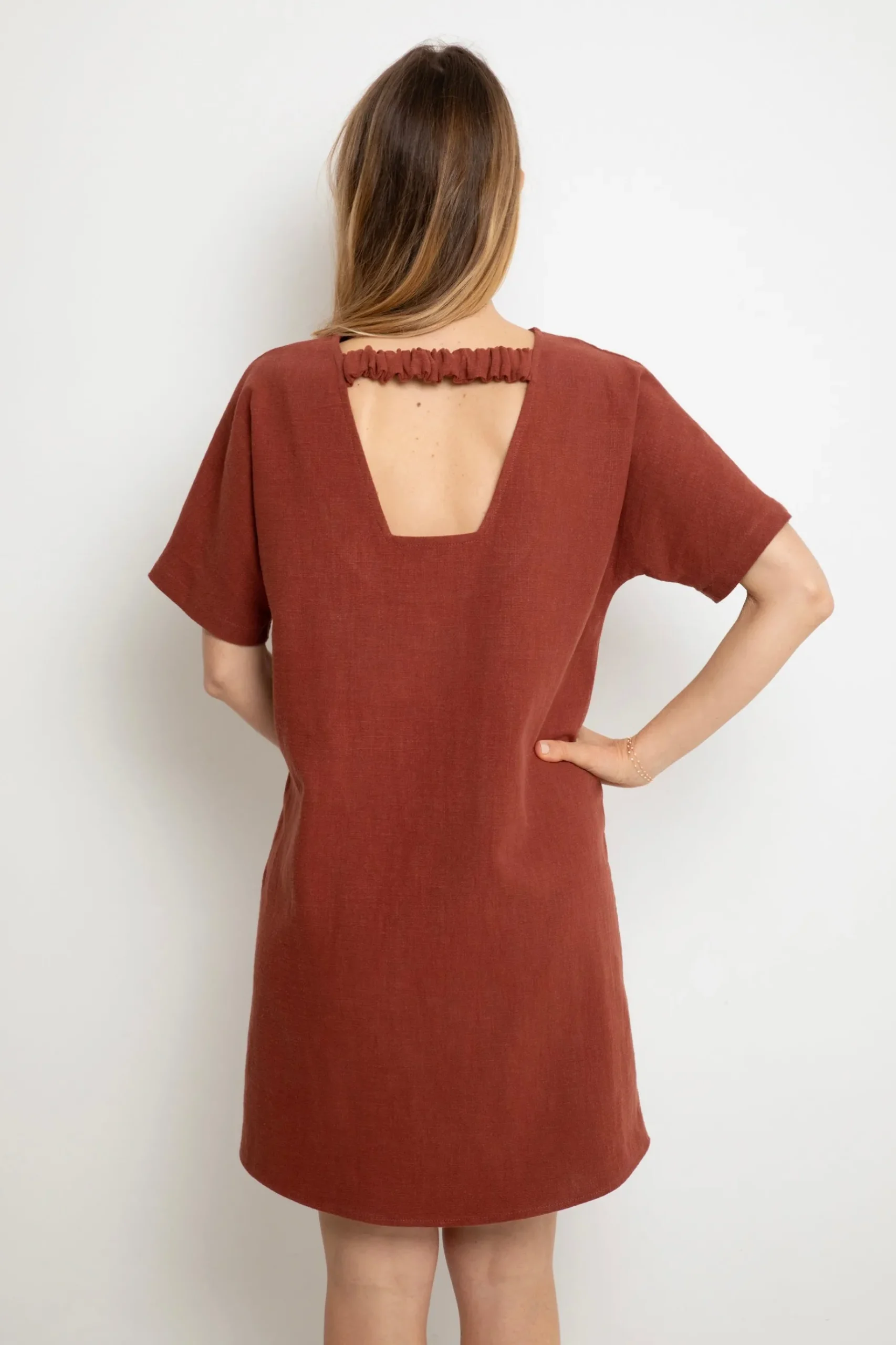 leinenkleid_romane_sepia_3.webp Leinenkleid Romane Sepia