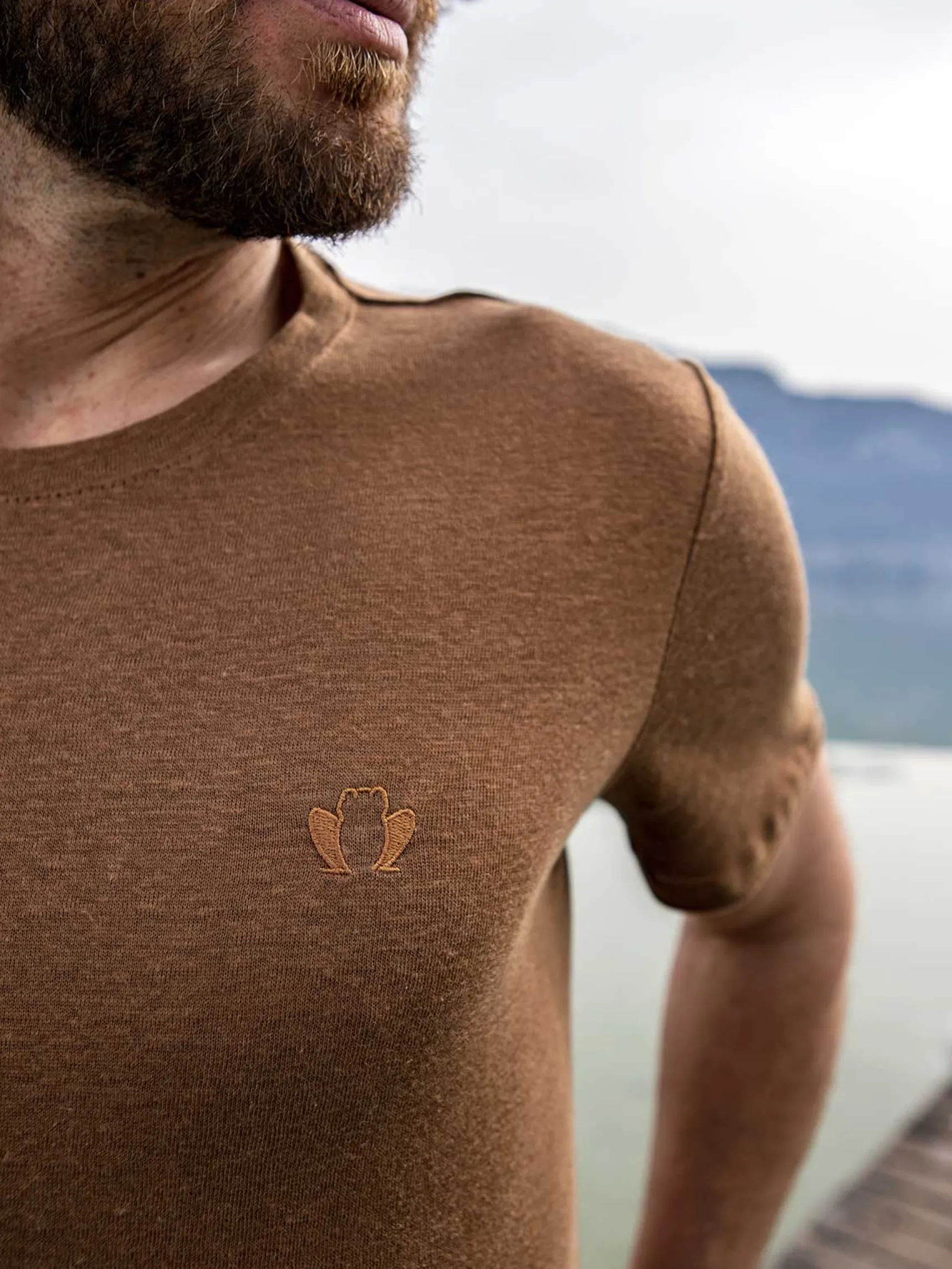leinentshirt_lindispensab_1-1.webp Leinen-T-Shirt L'Indispensable Braun