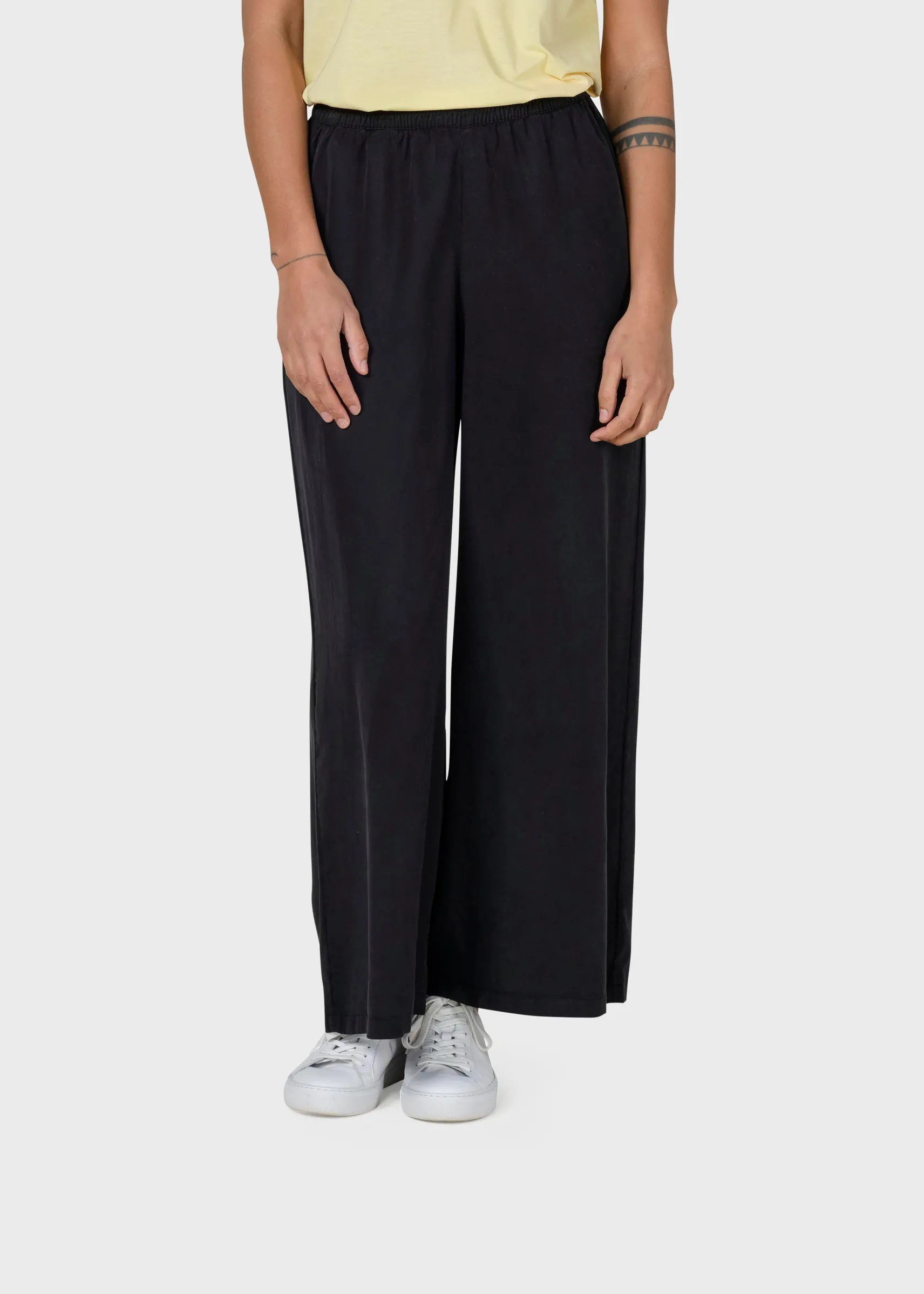 loose_damenhose_kaja_blac_0.webp Loose Damenhose Kaja Black