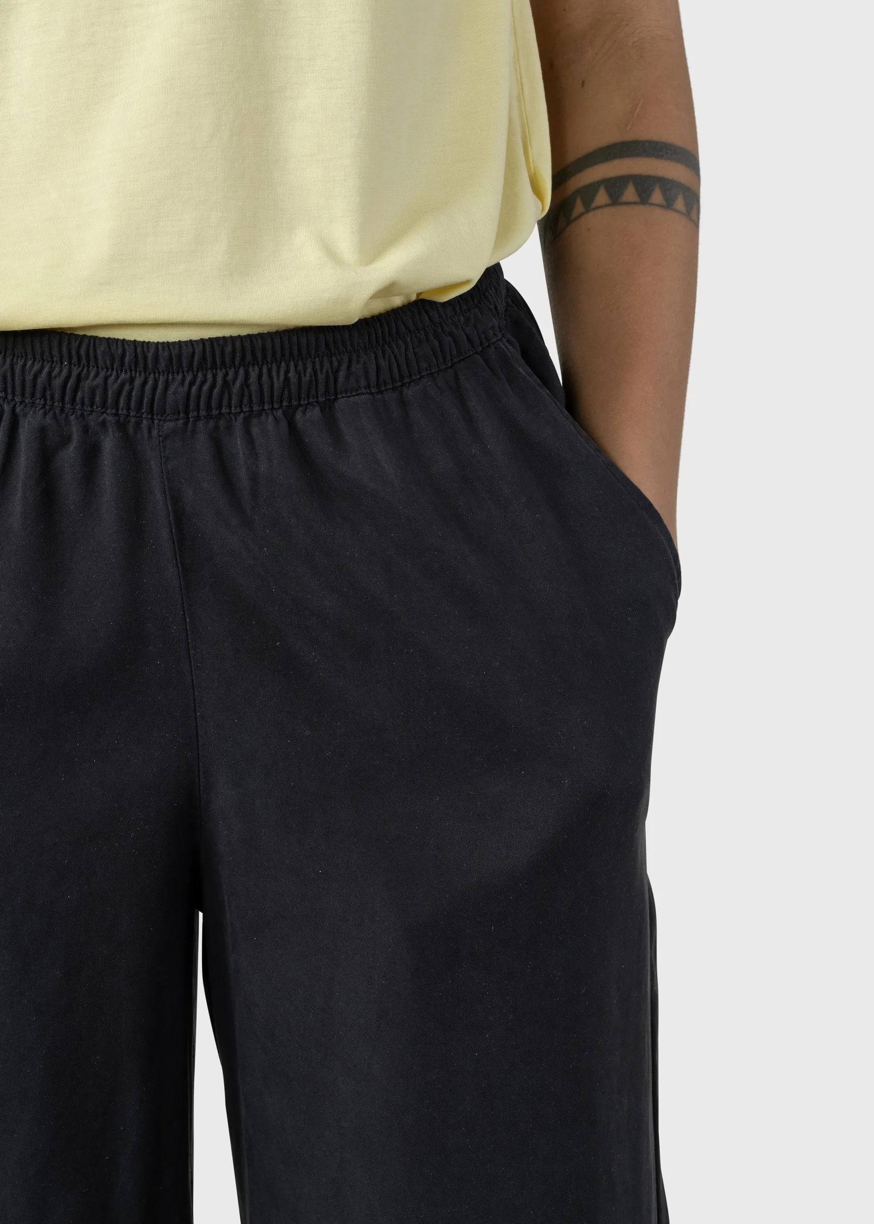loose_damenhose_kaja_blac_1.webp Loose Damenhose Kaja Black