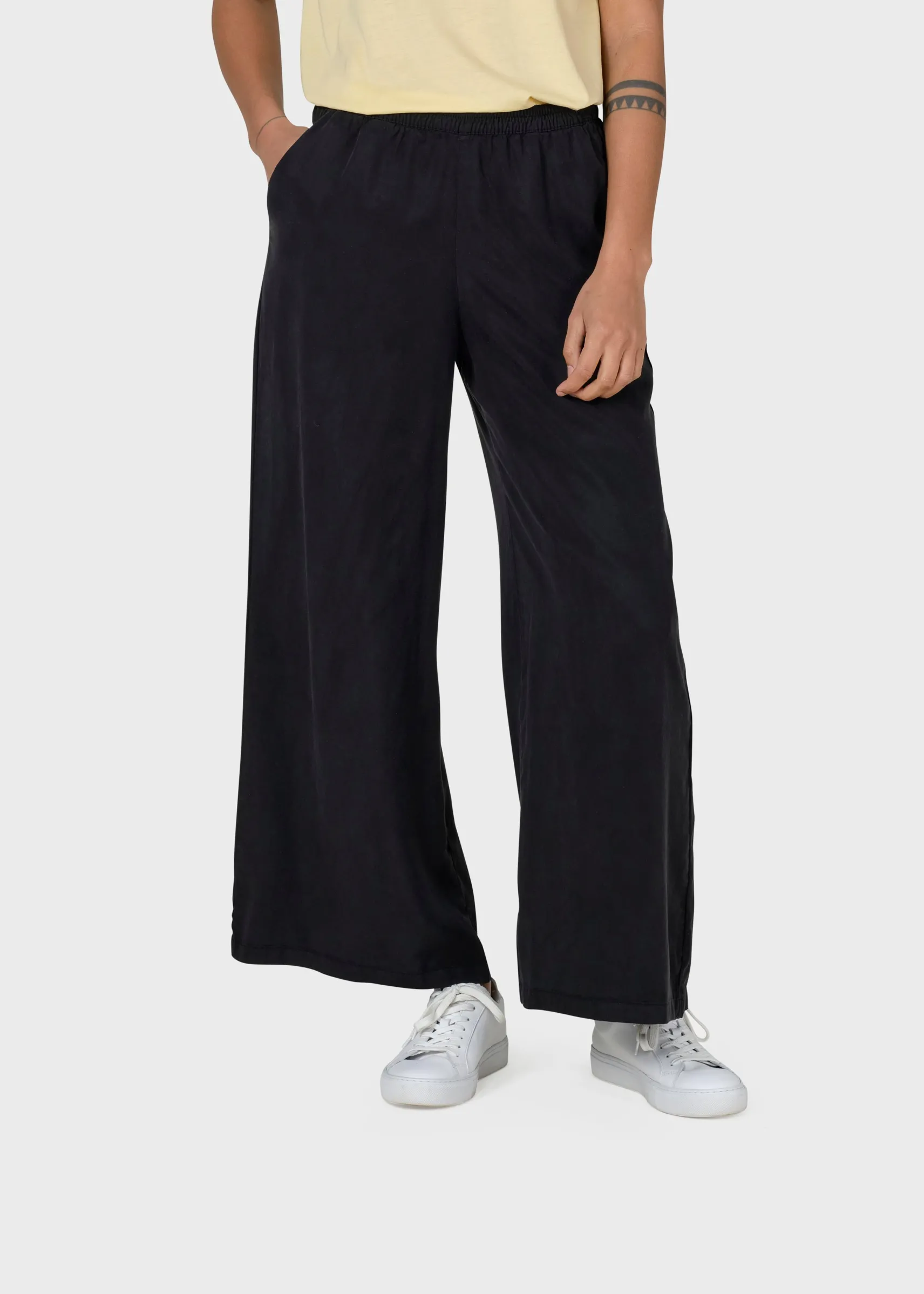 loose_damenhose_kaja_blac_2.webp Loose Damenhose Kaja Black