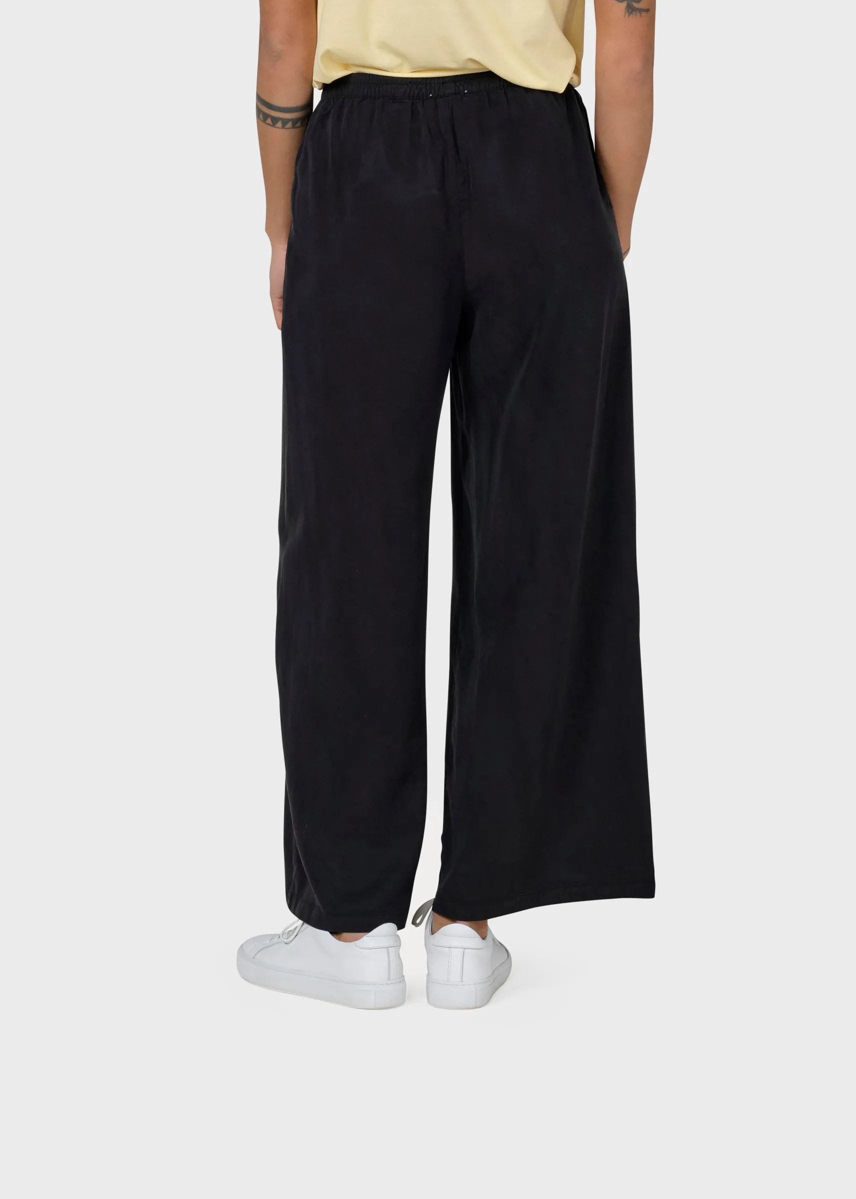 loose_damenhose_kaja_blac_3.webp Loose Damenhose Kaja Black
