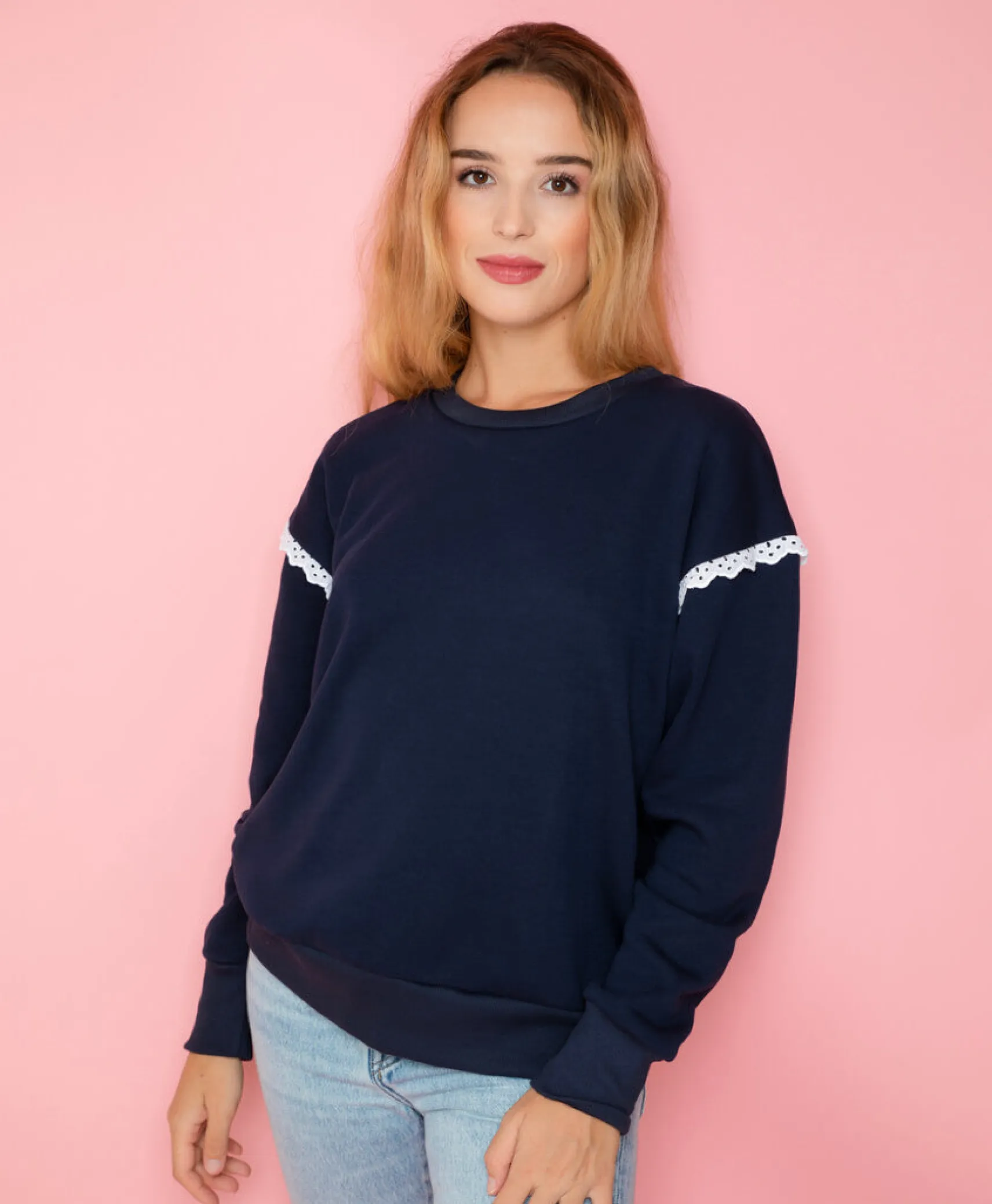 marineblaues_camliaspitze_0.webp Marineblaues Camélia-Spitzen-Sweatshirt