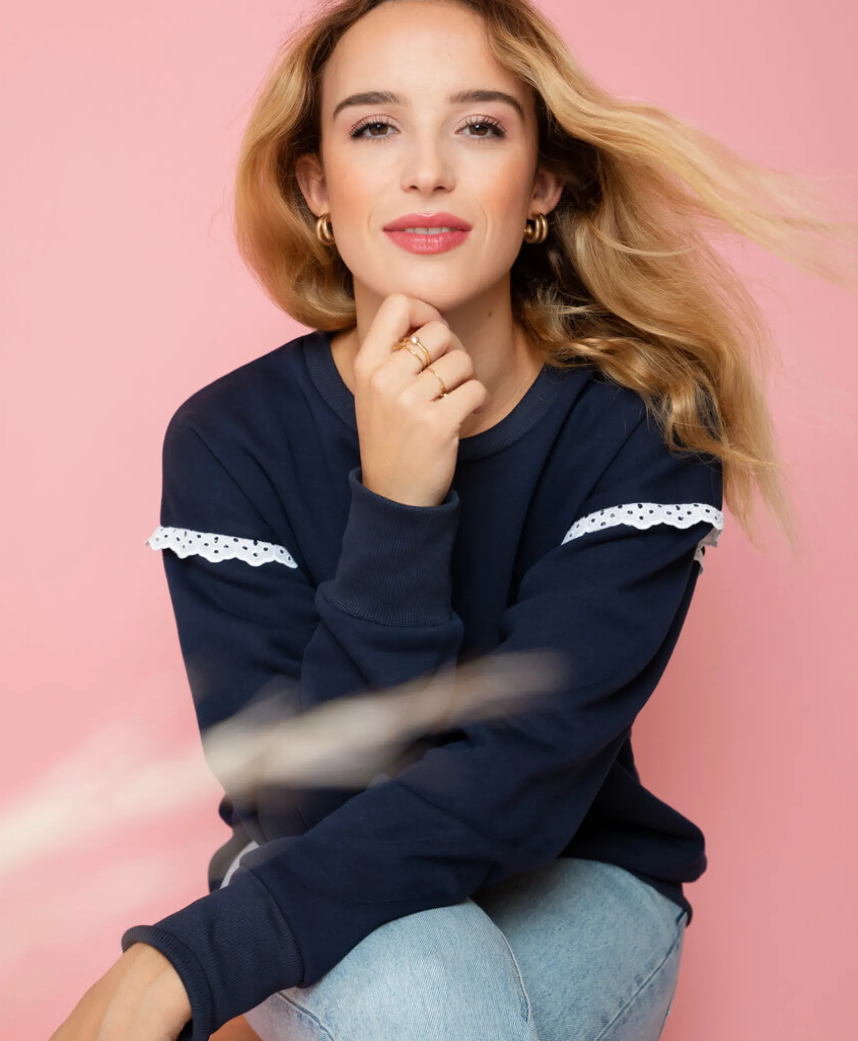 marineblaues_camliaspitze_2.webp Marineblaues Camélia-Spitzen-Sweatshirt