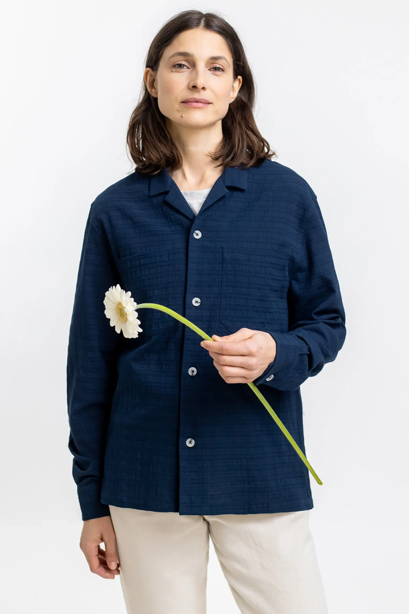 marineblaues_lssiges_unis_3.webp Marineblaues, lässiges Unisex-Hemd aus Bio-Baumwolle