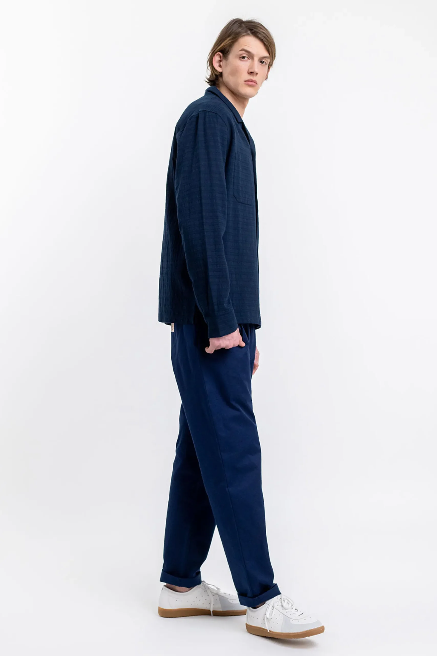 marineblaues_lssiges_unis_5.webp Marineblaues, lässiges Unisex-Hemd aus Bio-Baumwolle