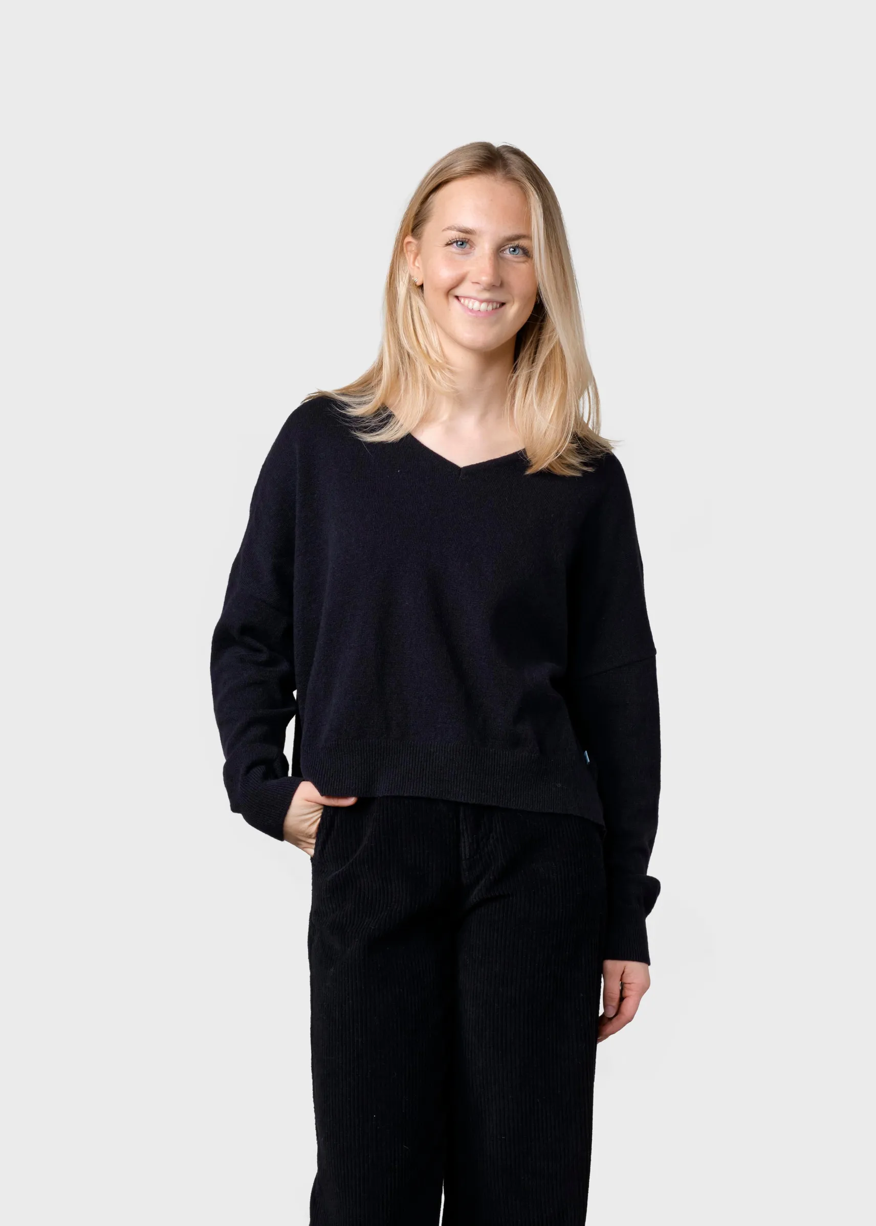merinowolle_damenpullover_4.webp Merinowolle Damenpullover Vanessa Schwarz