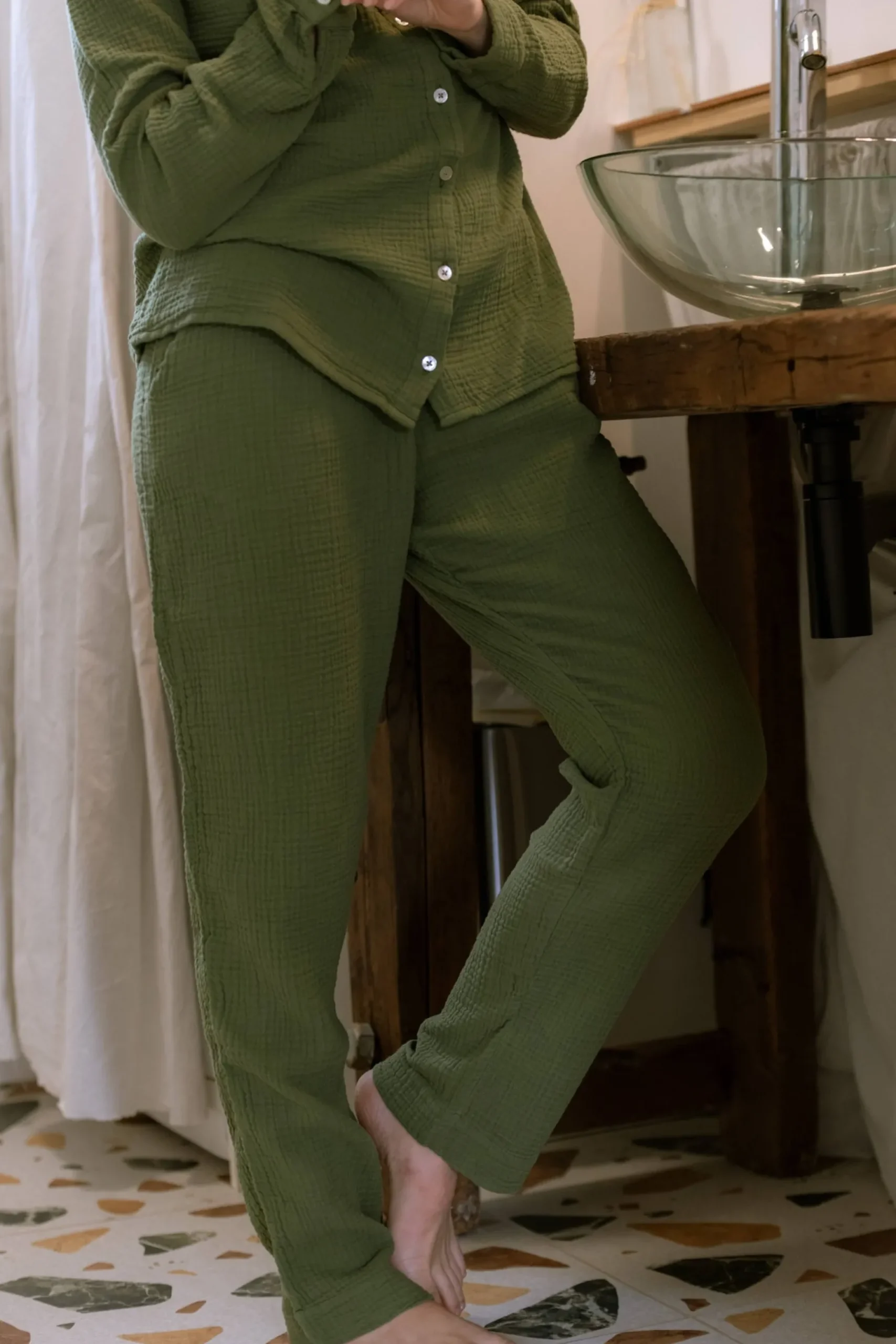 olivgrn_pyjamahose_daphne_0.webp Olivgrün Pyjamahose Daphne