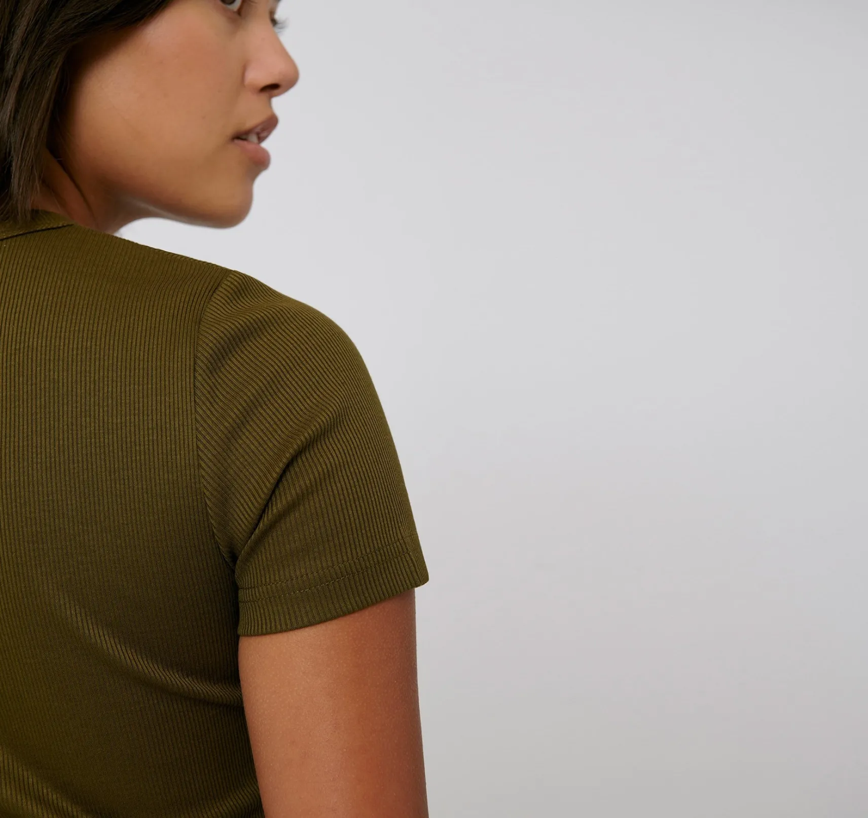 olivgrnes_geripptes_damen_1.webp Olivgrünes, geripptes Damen-T-Shirt