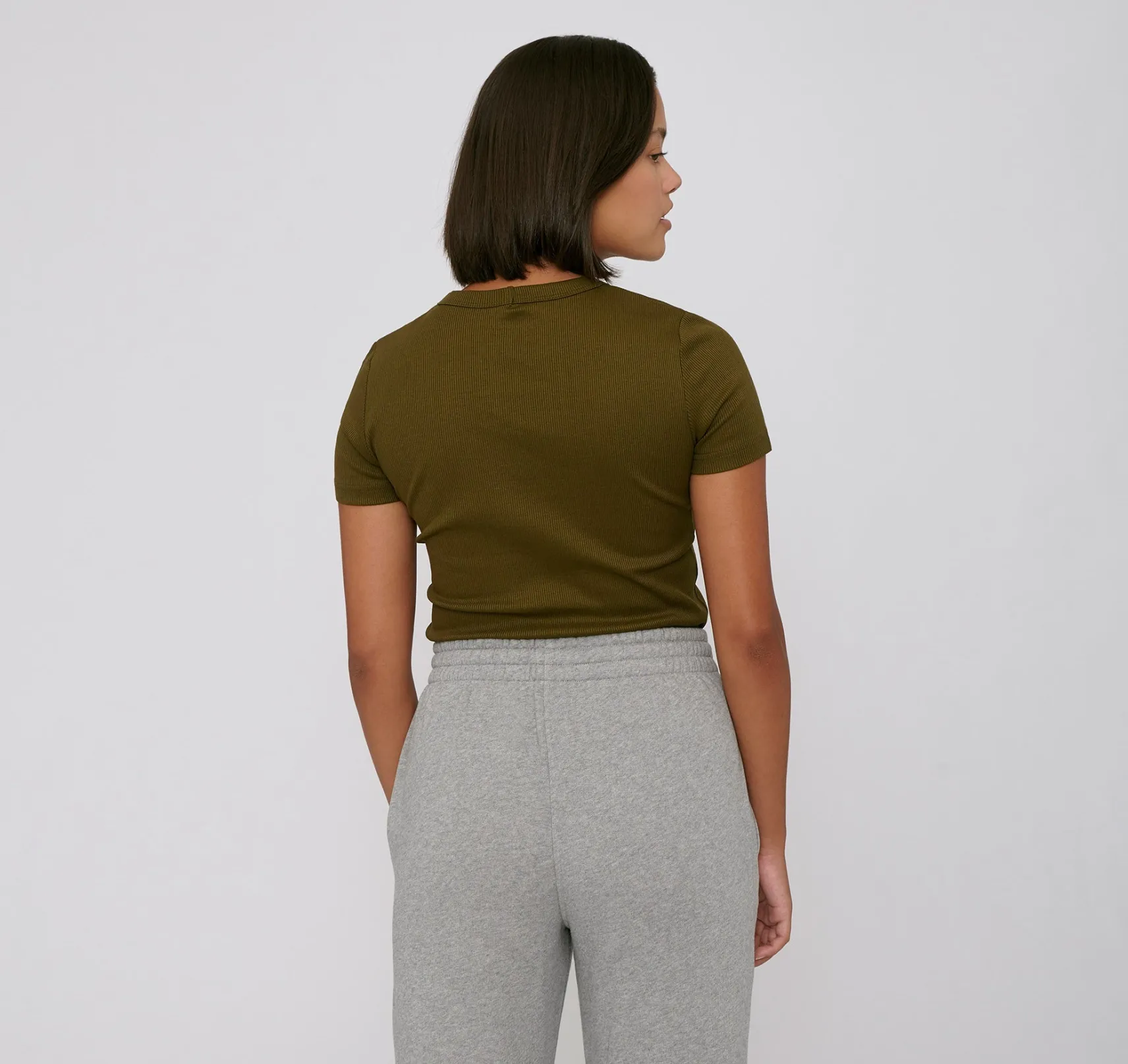 olivgrnes_geripptes_damen_2.webp Olivgrünes, geripptes Damen-T-Shirt
