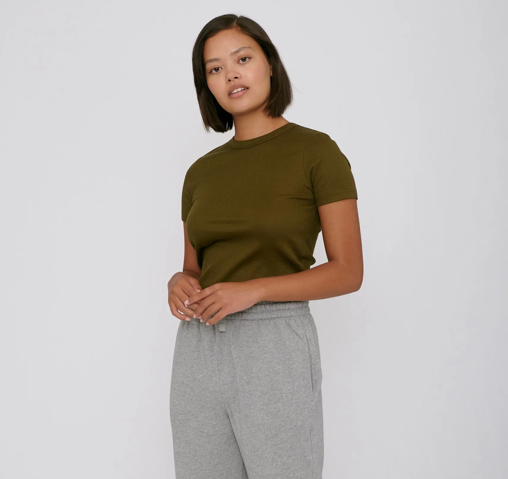 olivgrnes_geripptes_damen_3.webp Olivgrünes, geripptes Damen-T-Shirt