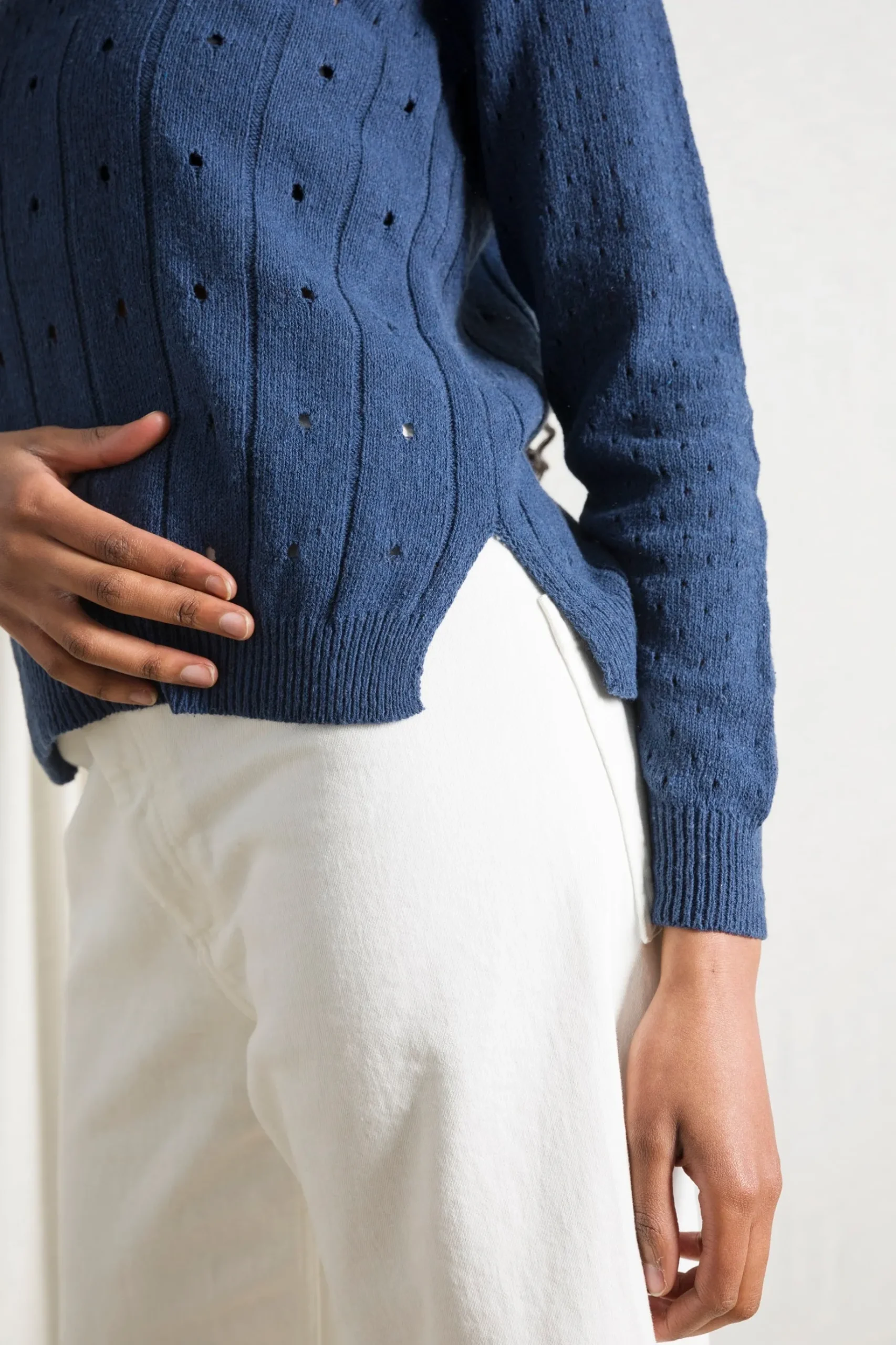 perforierter_damen_pullov_1.webp Perforierter Damen Pullover Mia bALTIC bLUE
