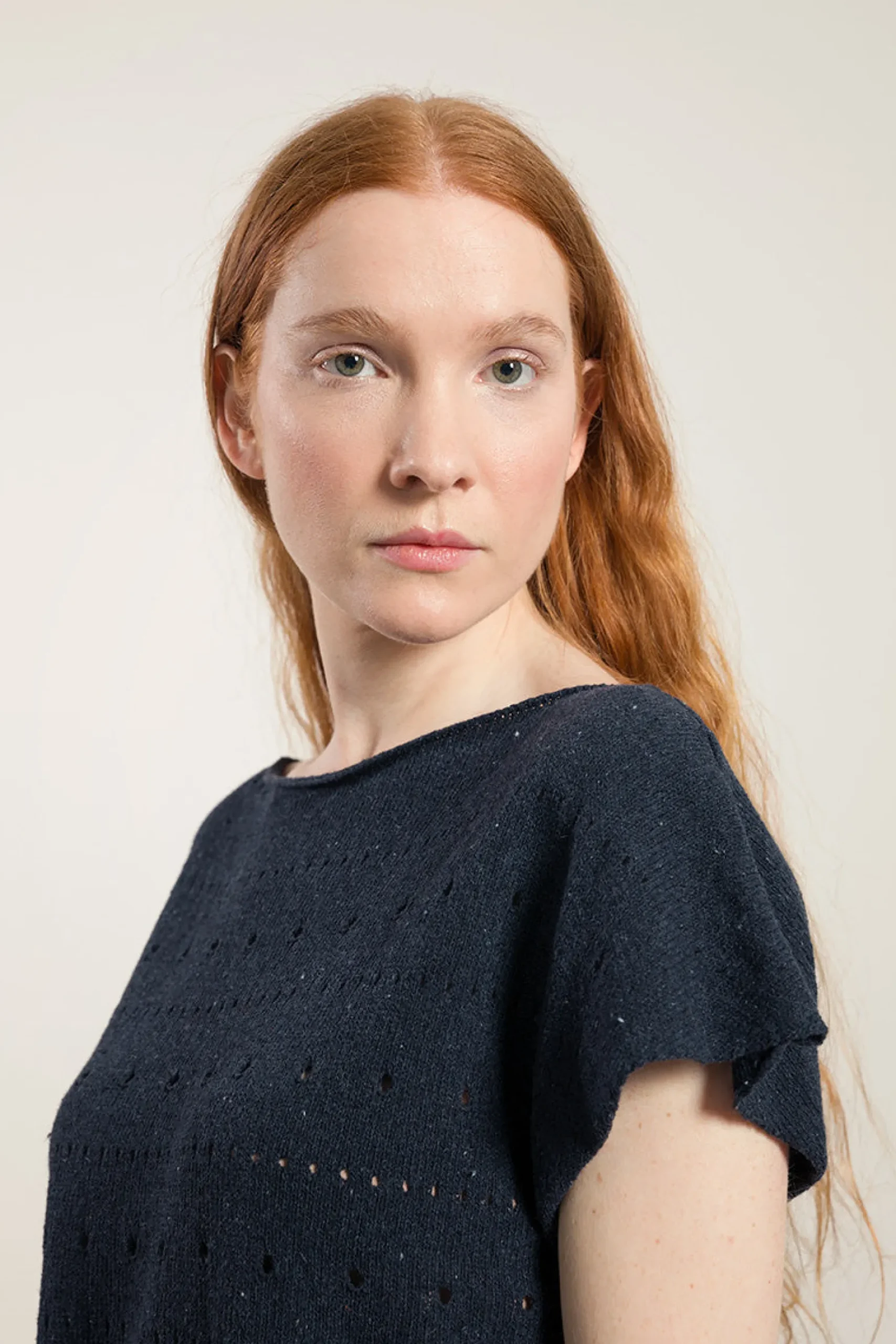 perforiertes_damen_top_au_2.webp Perforiertes Damen Top aus recyceltem denim Dori Schwarz