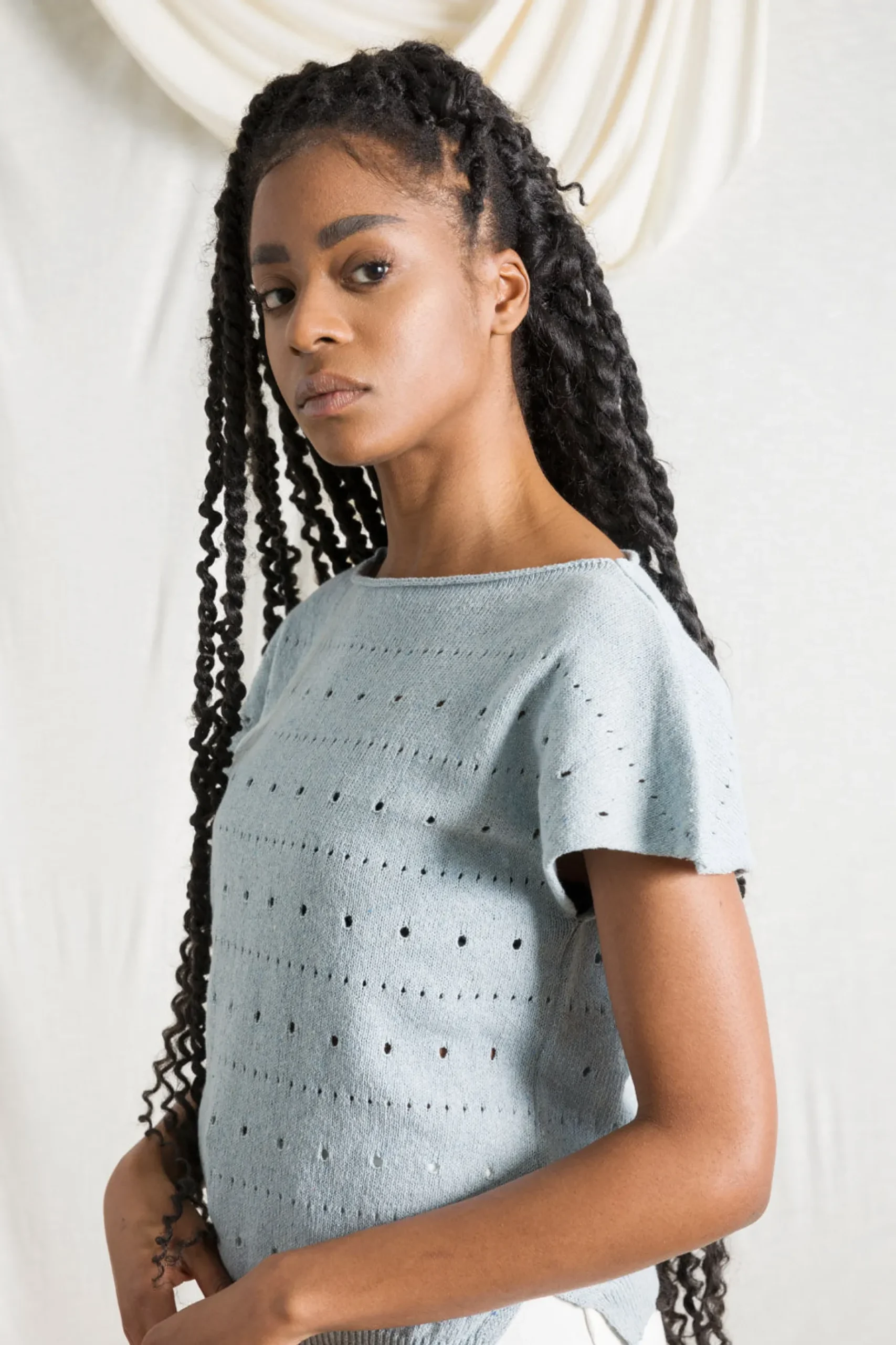 perforiertes_damen_top_do_2-1.webp Perforiertes Damen Top Dori Mittelmeerblau